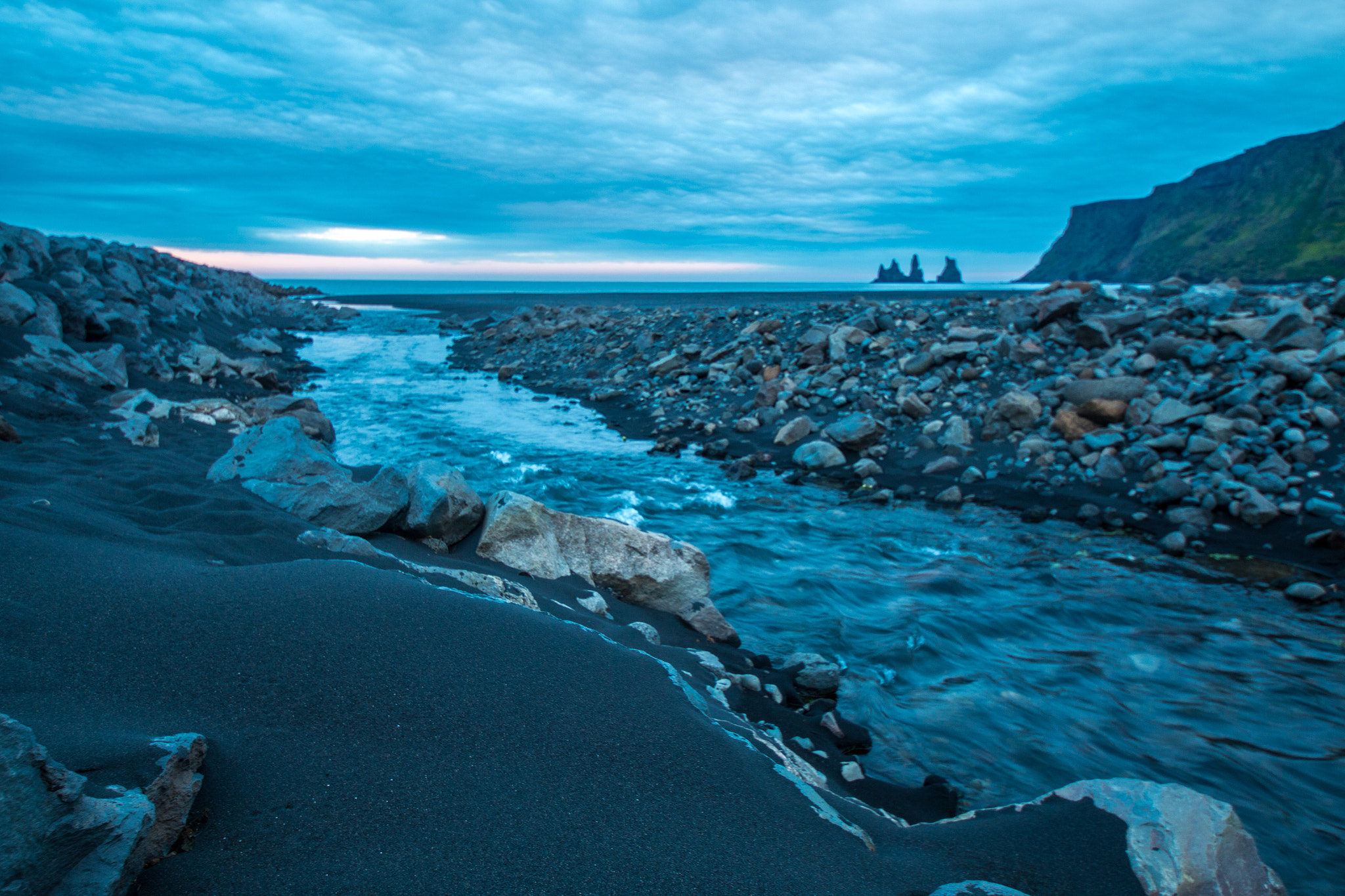 Canon EOS 70D + Sigma 8-16mm F4.5-5.6 DC HSM sample photo. Black sand in the sunset photography