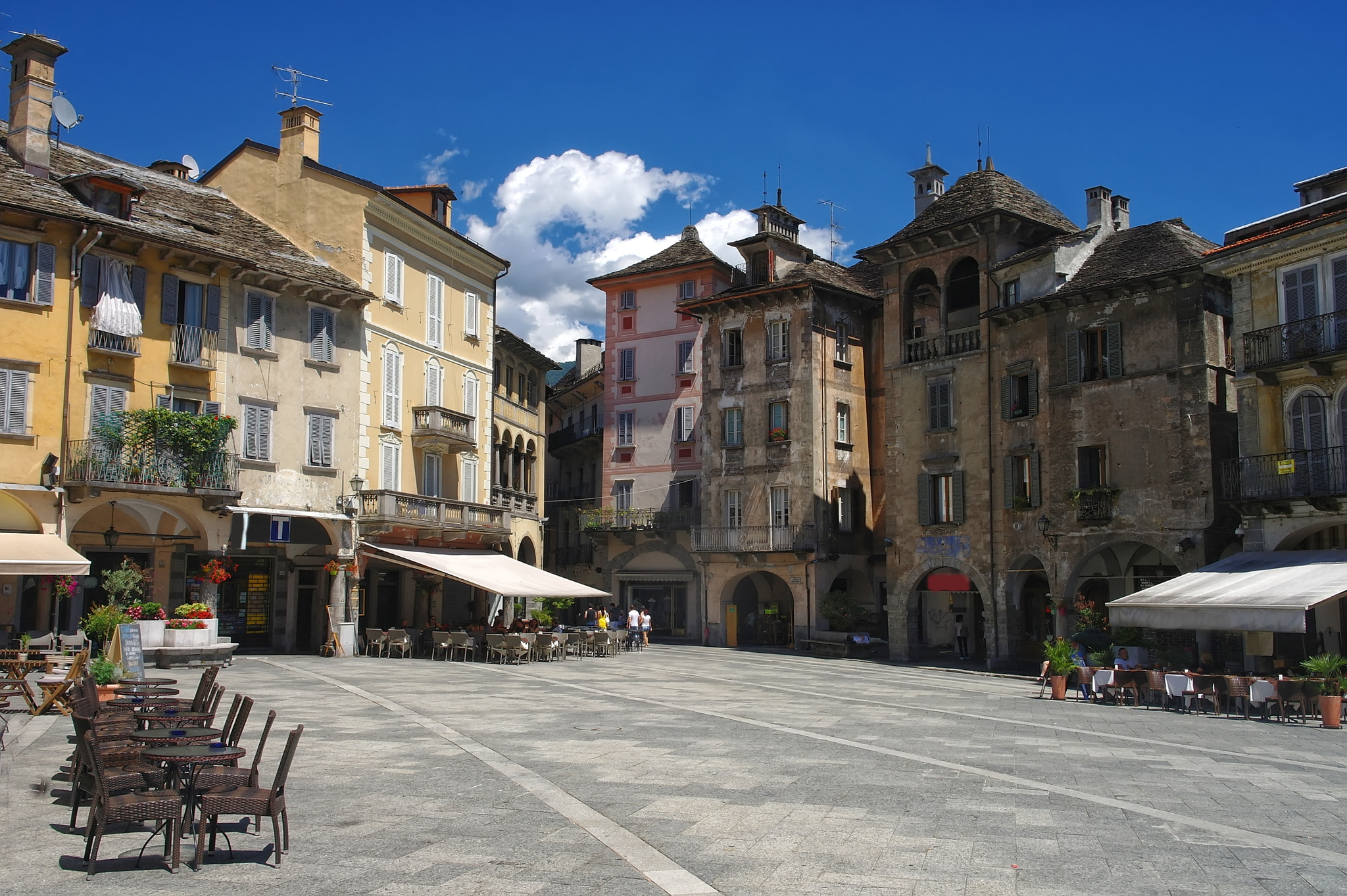 Samsung NX100 sample photo. Central square of domodossola photography