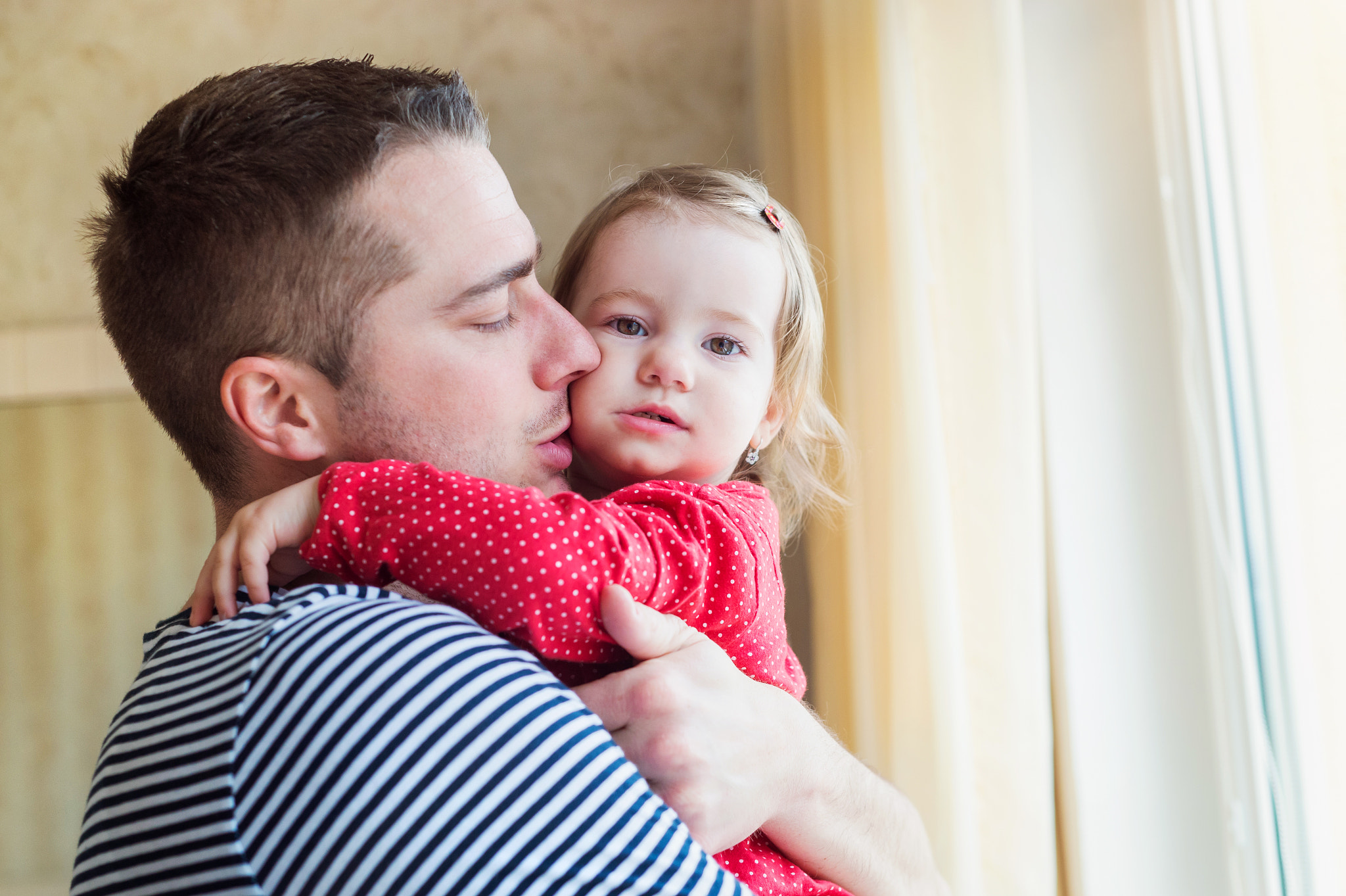 Nikon D4S + Nikon AF Nikkor 50mm F1.8D sample photo. Father holding his little daughter in his arms photography