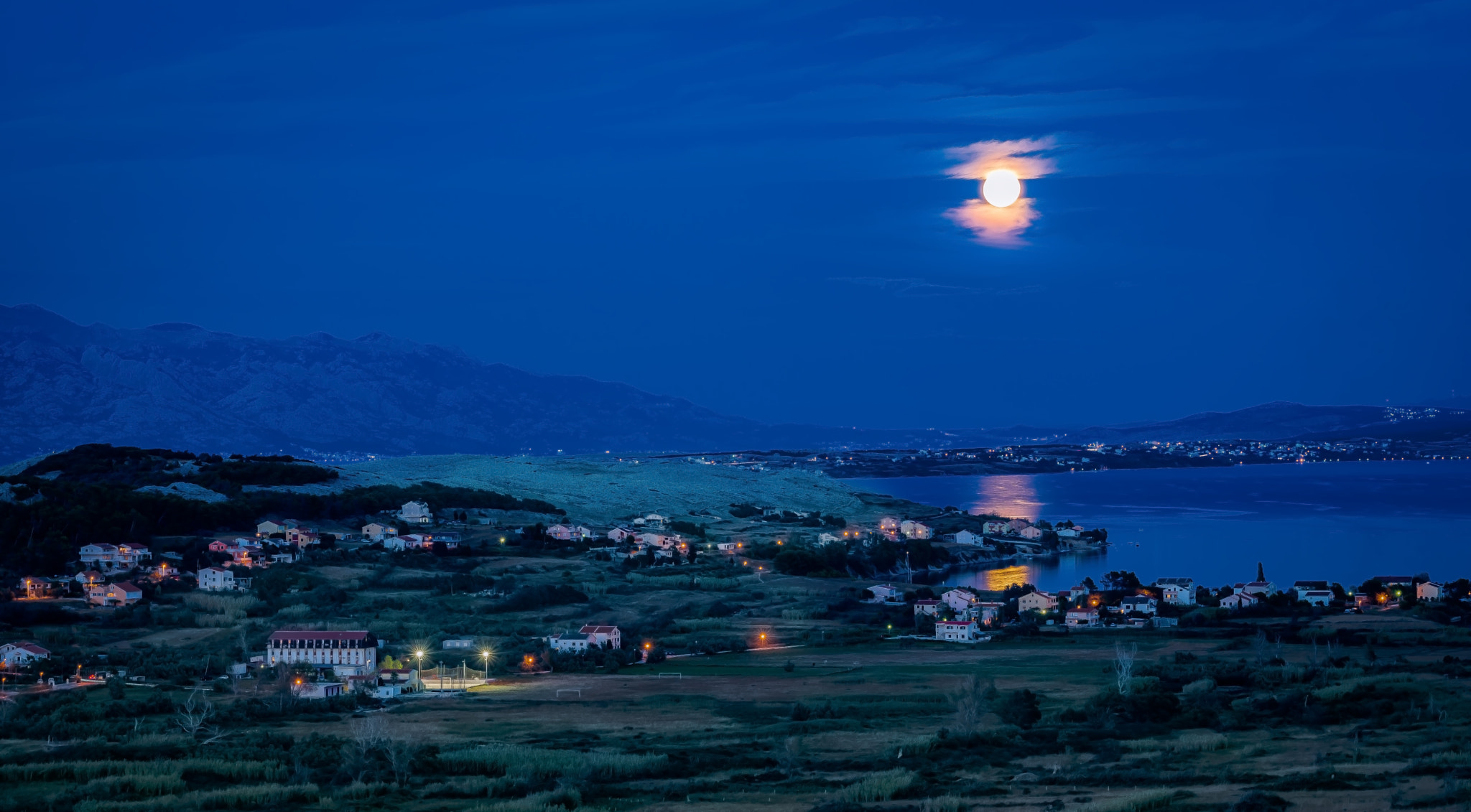 Sigma 70-200mm F2.8 EX DG Macro HSM II sample photo. Moonlight photography