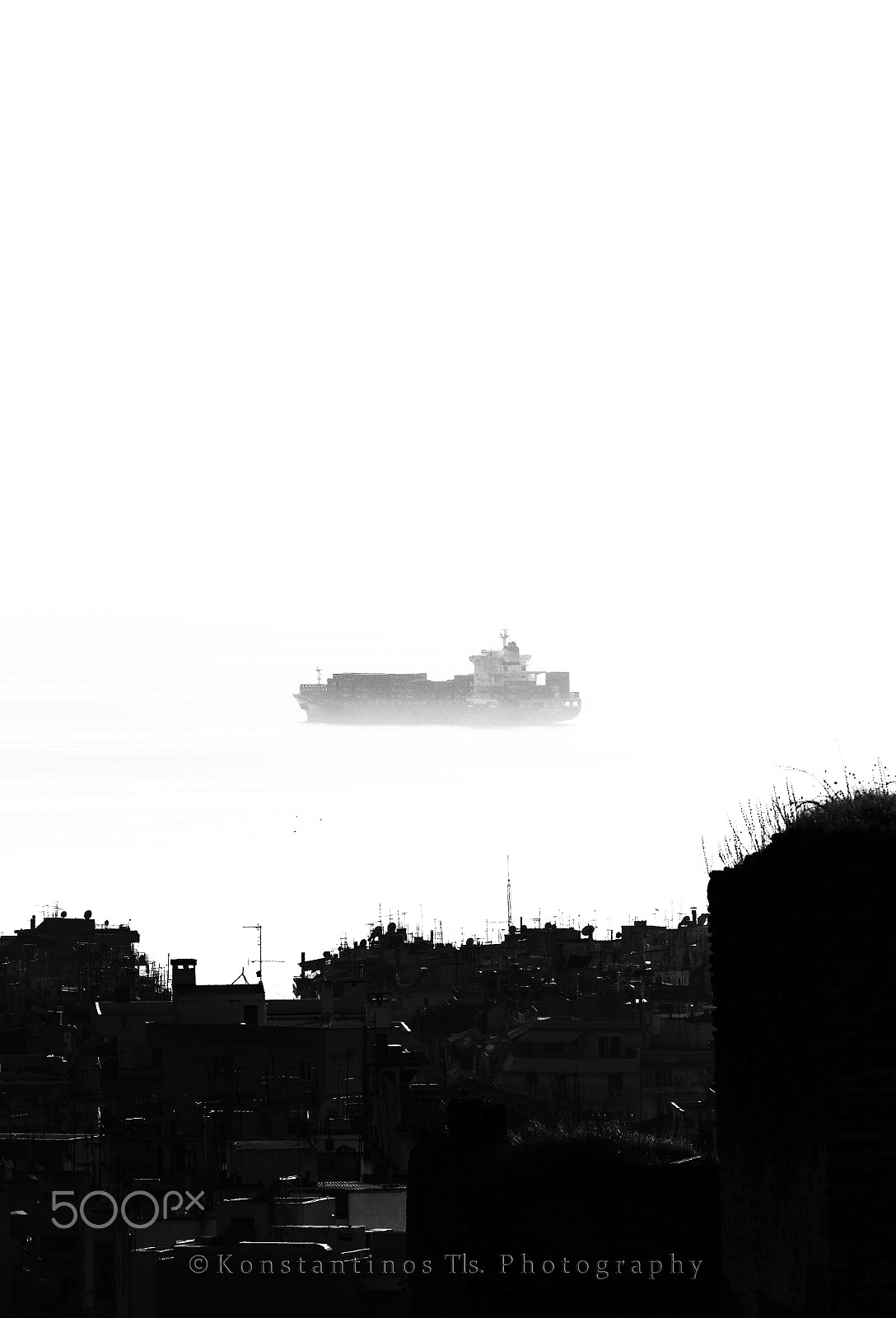 Canon EOS 600D (Rebel EOS T3i / EOS Kiss X5) + Canon EF 70-200mm F4L IS USM sample photo. Ship in the fog... photography