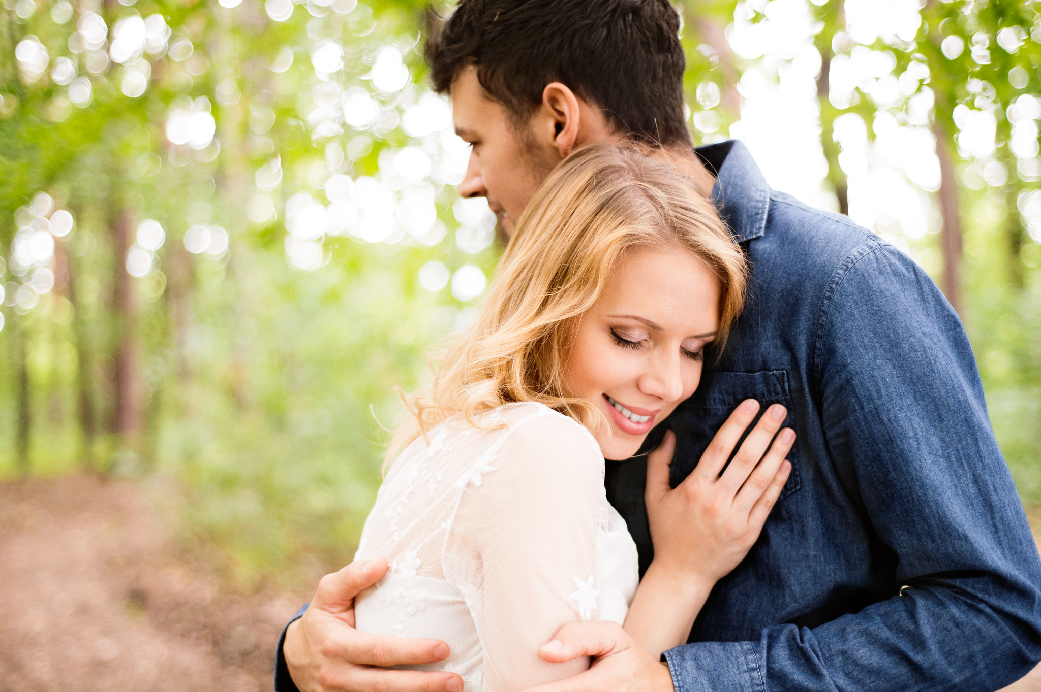 Nikon D4S + Nikon AF Nikkor 50mm F1.8D sample photo. Beautiful wedding couple outside in green forest. photography
