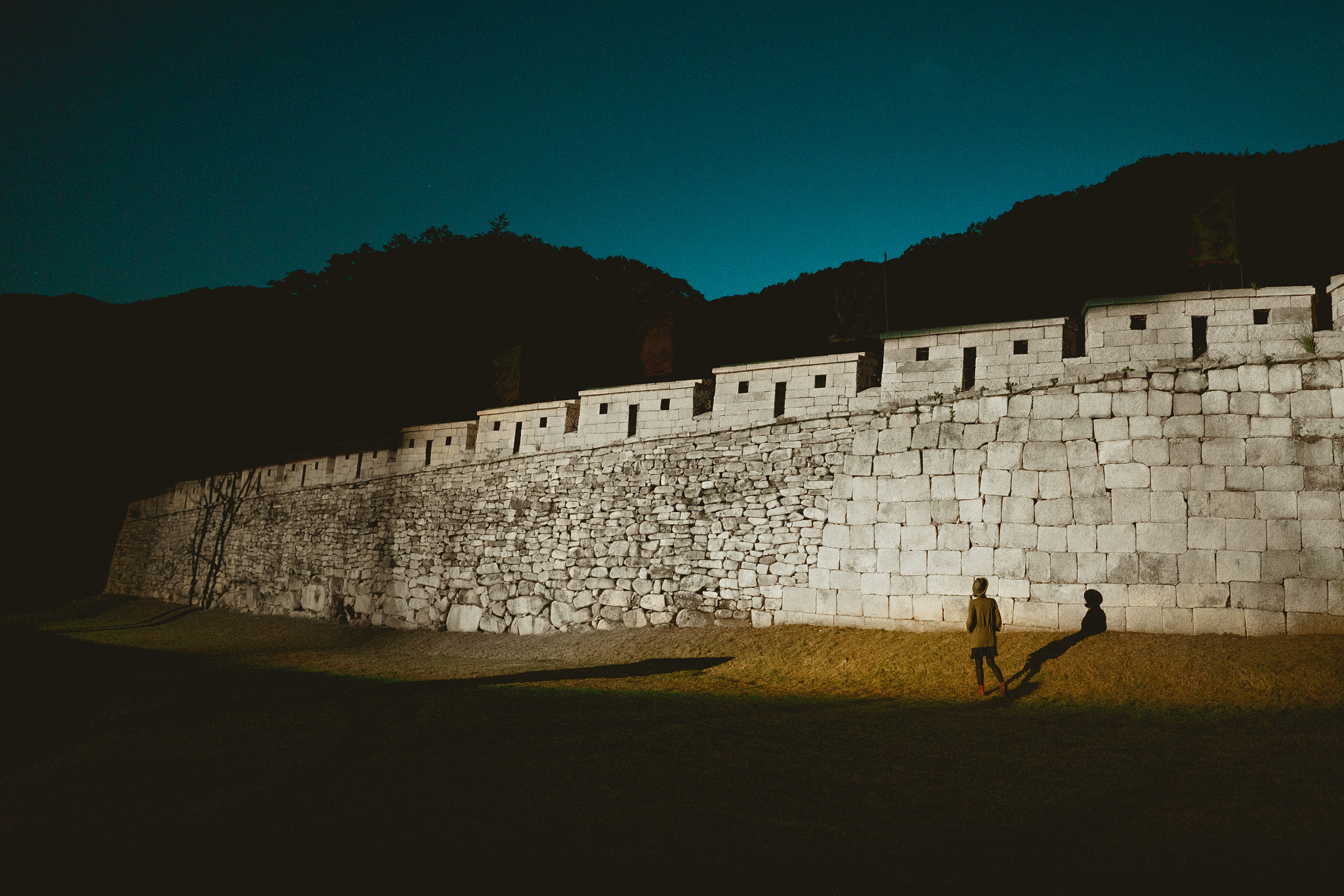 Sony a7 + ZEISS Batis 18mm F2.8 sample photo. The wall photography