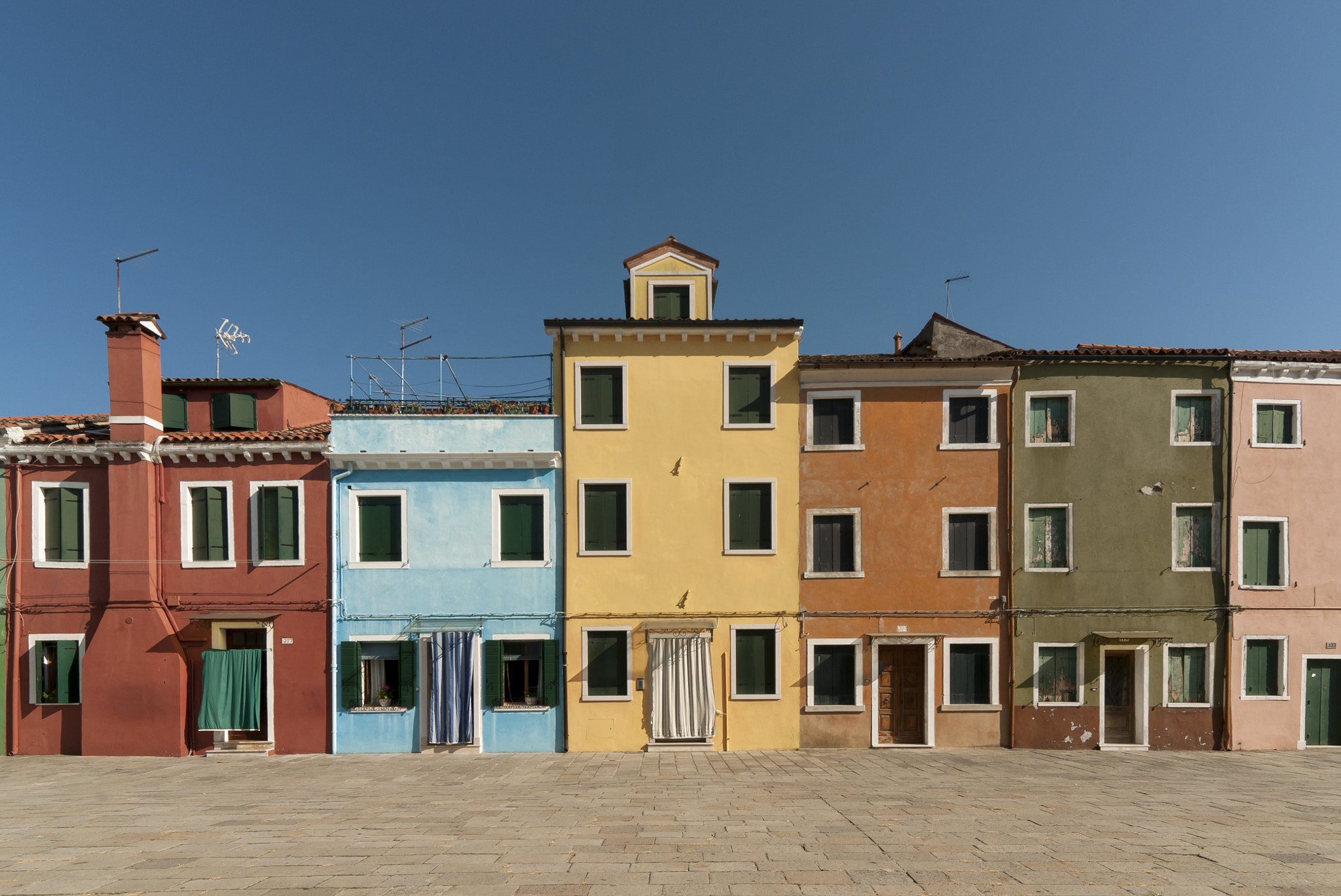 Nikon D300 + Sigma 12-24mm F4.5-5.6 EX DG Aspherical HSM sample photo. Colourful houses, burano, italy photography
