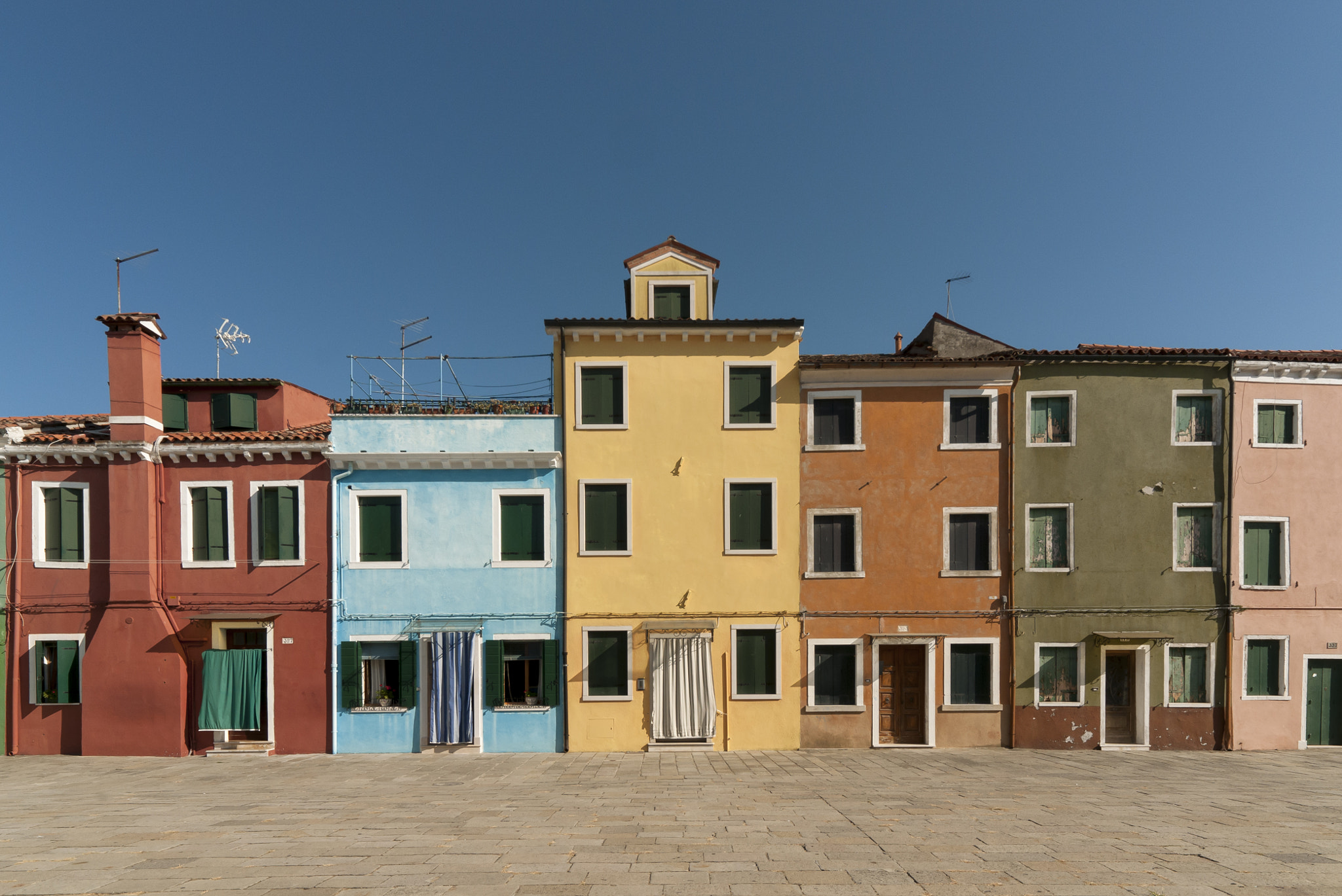 Sigma 12-24mm F4.5-5.6 EX DG Aspherical HSM sample photo. Colourful houses, burano, italy photography