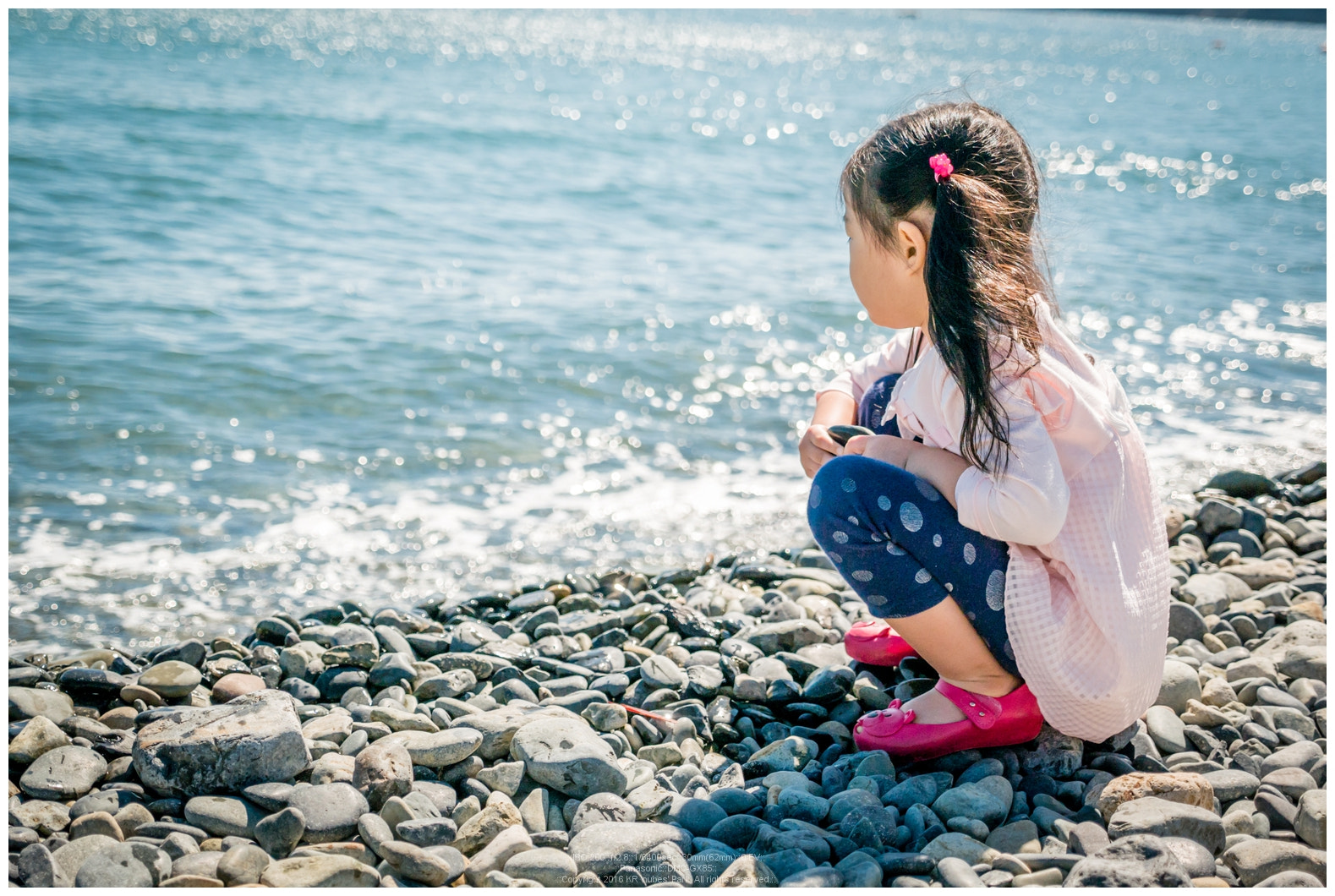 Panasonic Lumix DMC-GX85 (Lumix DMC-GX80 / Lumix DMC-GX7 Mark II) sample photo. A day at the pebbly beach photography