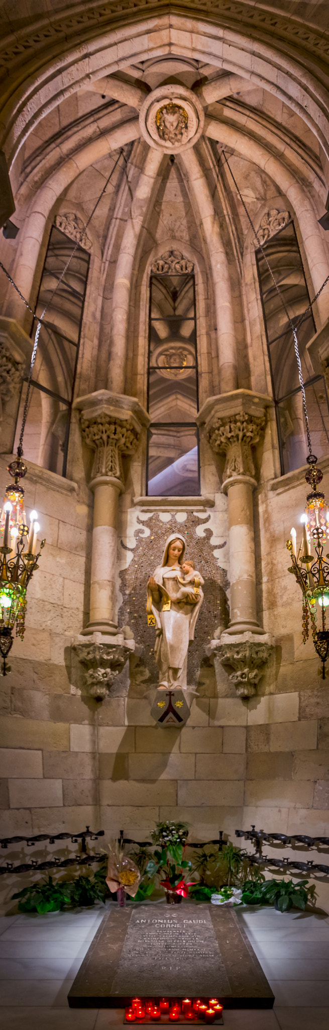 Canon EOS 100D (EOS Rebel SL1 / EOS Kiss X7) sample photo. Sagrada família - tombe de gaudí photography
