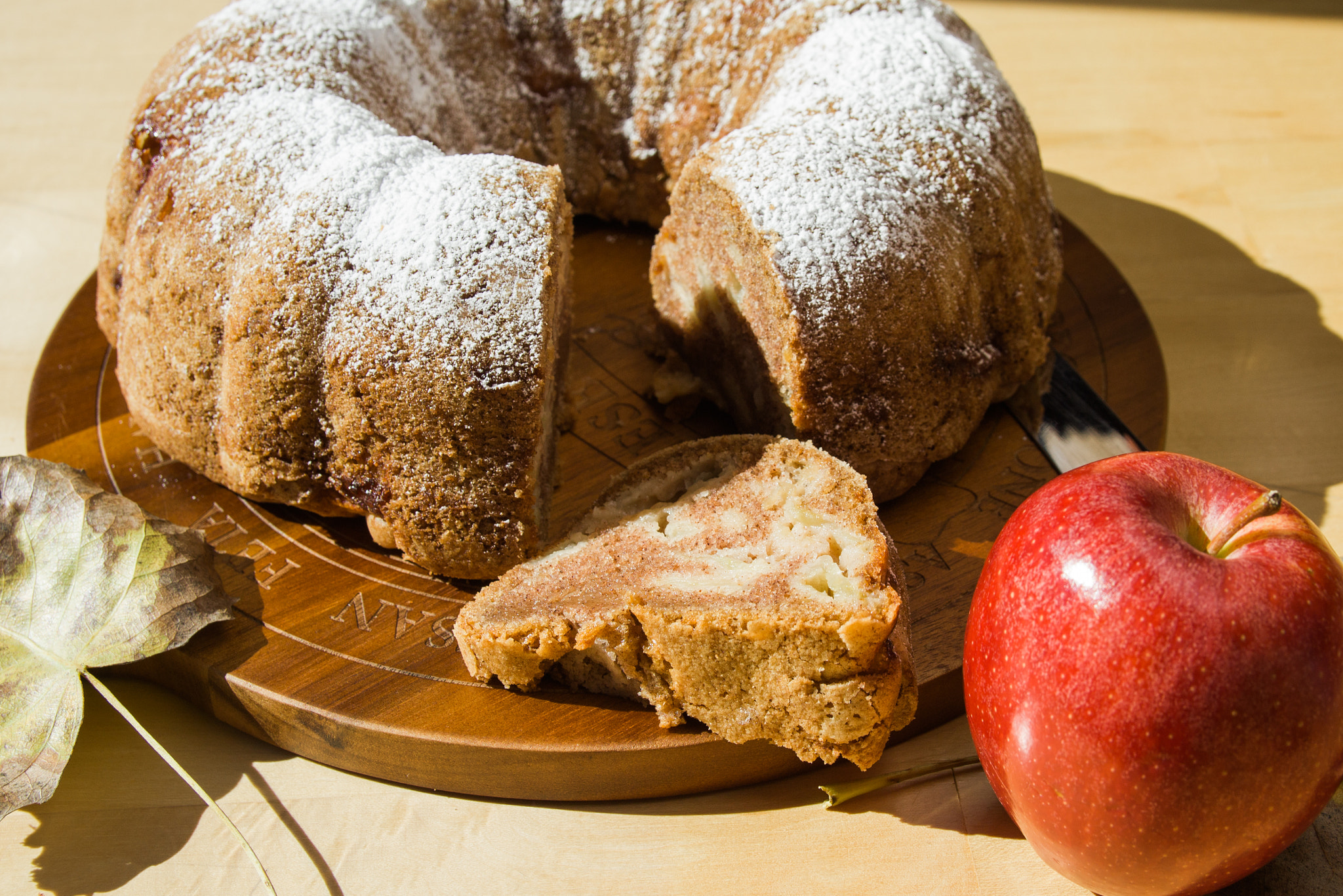 Canon EOS 550D (EOS Rebel T2i / EOS Kiss X4) sample photo. Apples in the cake photography