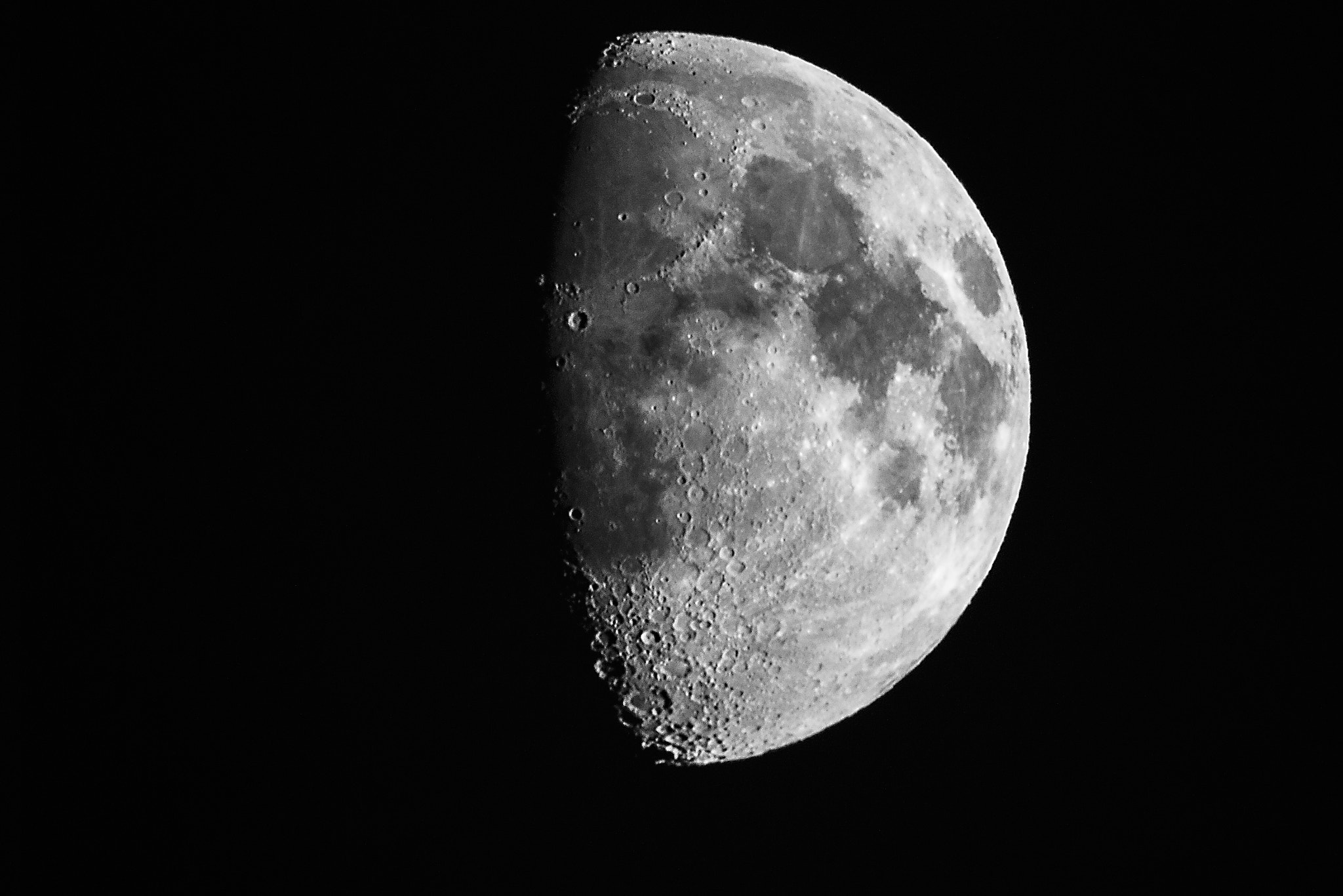 Sigma 150-600mm F5-6.3 DG OS HSM | S sample photo. The moon photography