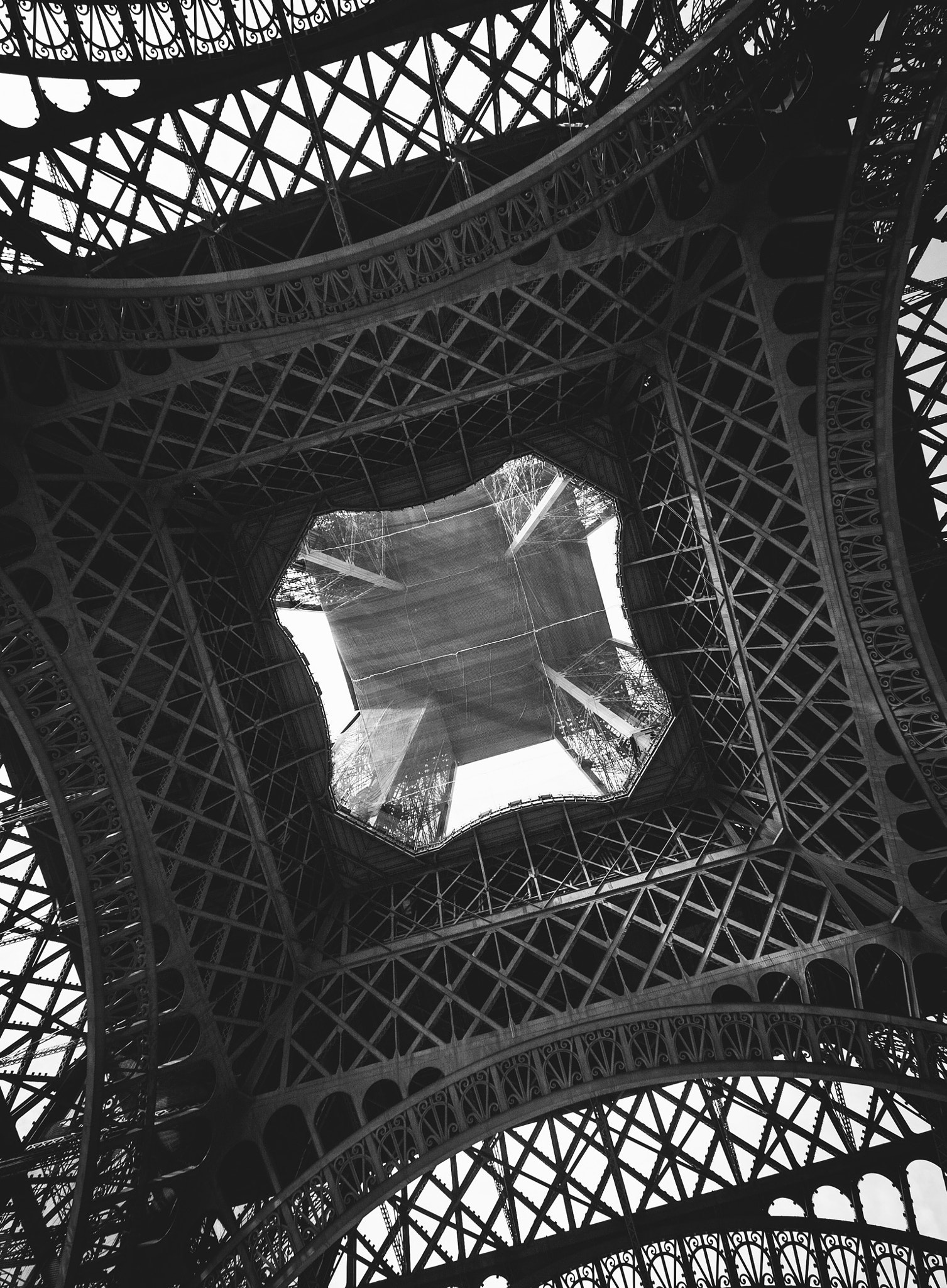 Canon EOS 400D (EOS Digital Rebel XTi / EOS Kiss Digital X) + Canon EF-S 10-22mm F3.5-4.5 USM sample photo. The belly of eiffel tower photography