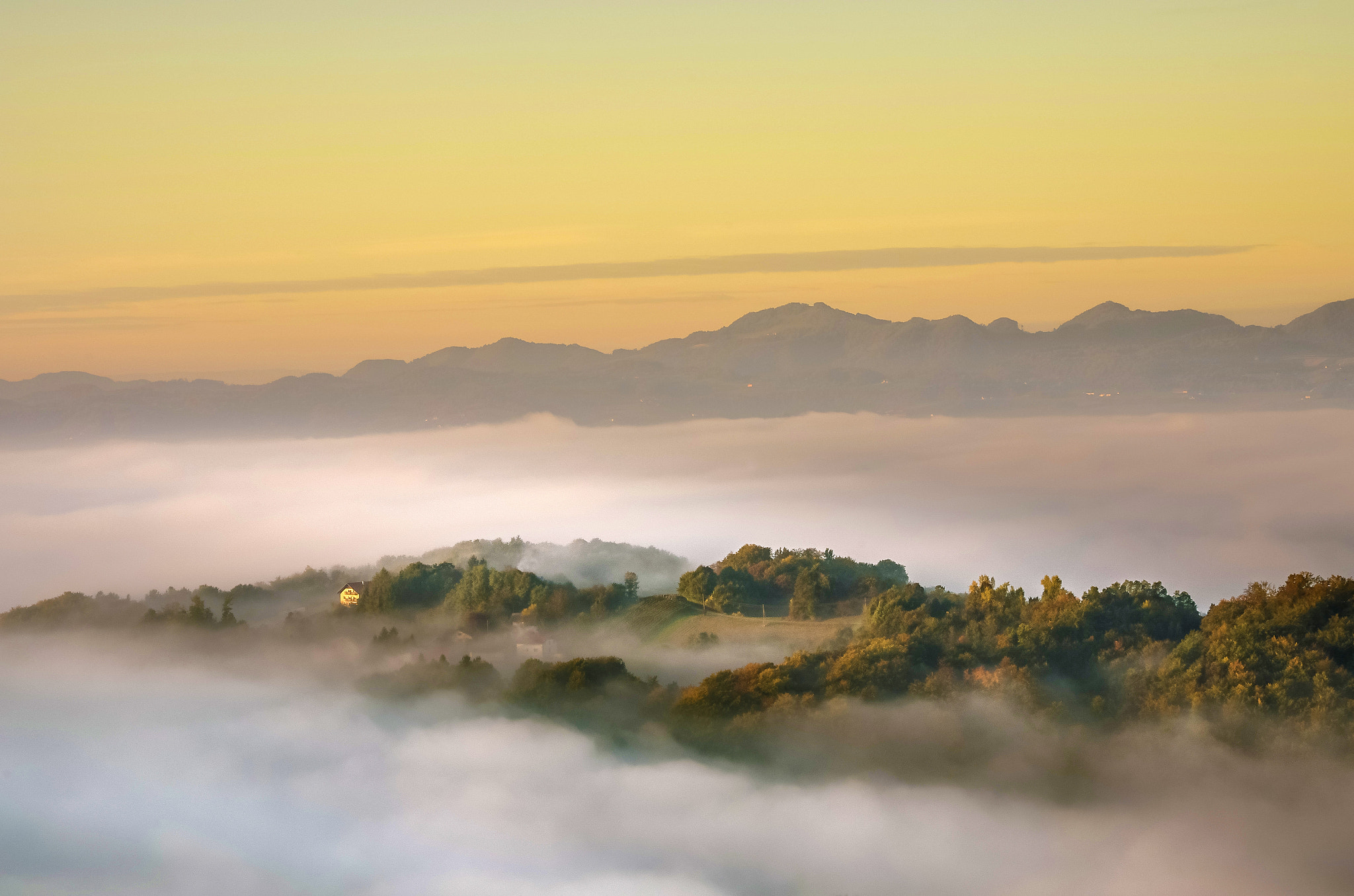 Pentax smc DA 55-300mm F4.0-5.8 ED sample photo. And the sun and fog photography