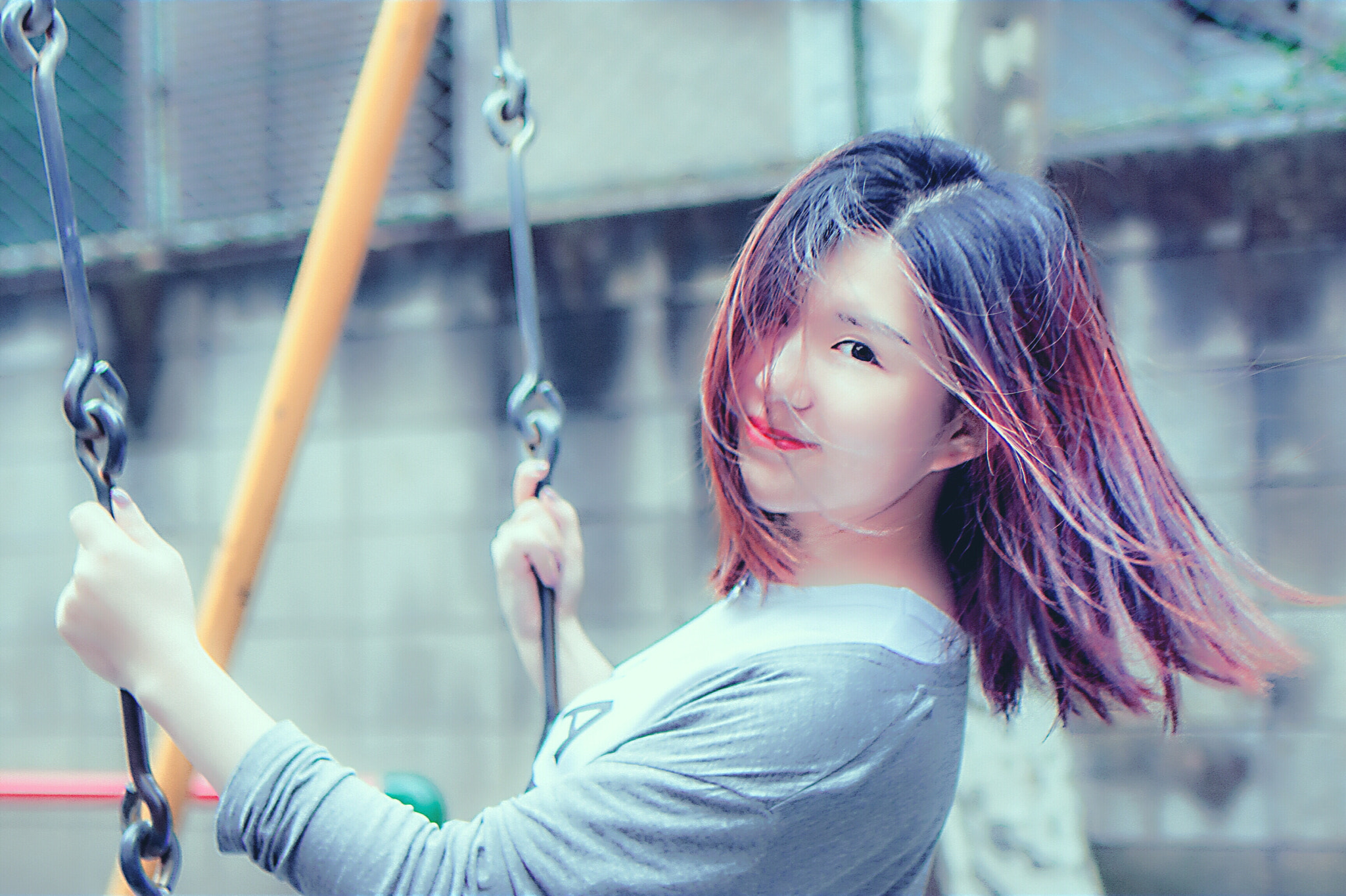 Nikon D7200 + Tamron SP 35mm F1.8 Di VC USD sample photo. 秋千的少女 photography