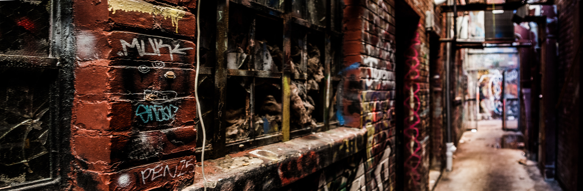 Canon EOS-1D Mark III + Canon EF 28-80mm f/2.8-4L sample photo. Sweet alleyway photography