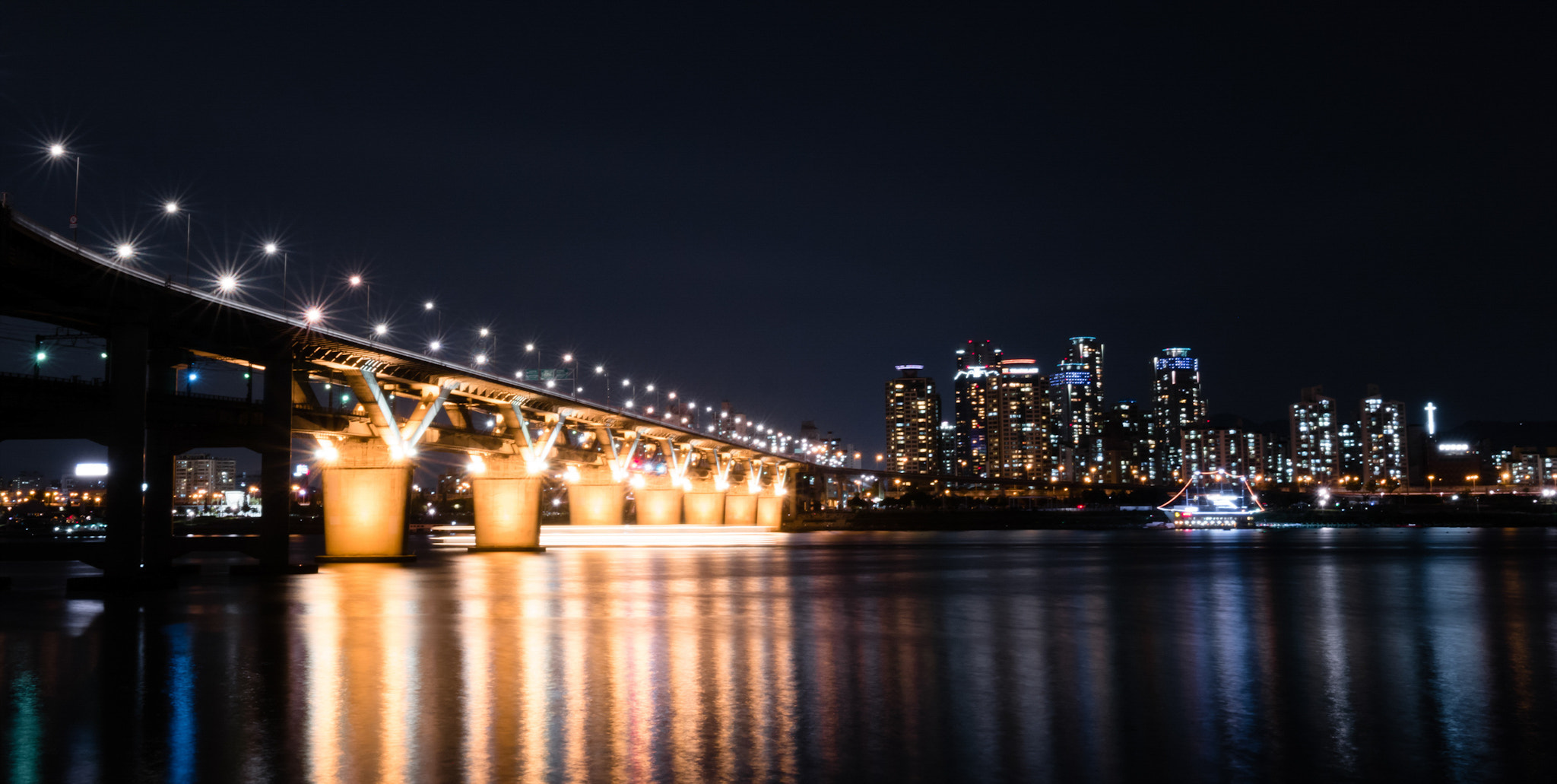 Saumsun NX 16-50mm F2-2.8 S ED OIS sample photo. Into the bridge photography