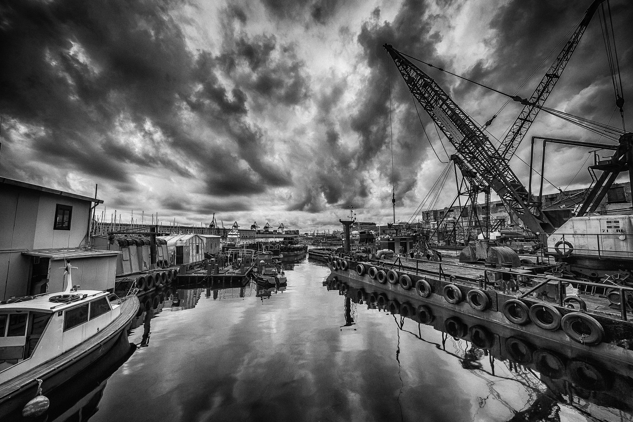 Canon EOS 6D + Sigma 12-24mm F4.5-5.6 EX DG Aspherical HSM sample photo. Il porto. genova photography