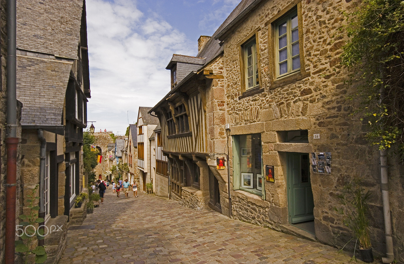 Canon EOS 80D + Sigma 10-20mm F4-5.6 EX DC HSM sample photo. In the streets of dinan photography