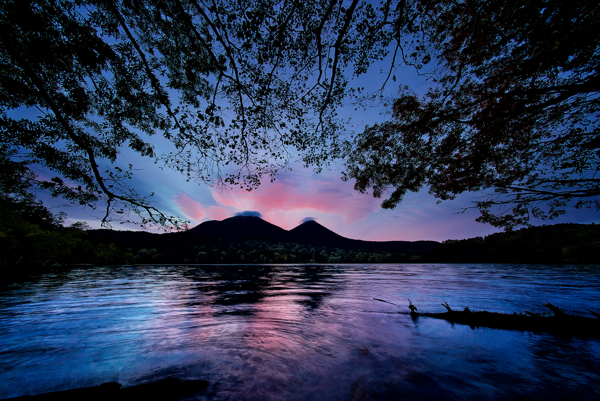 E 10mm F5.6 sample photo. Red & blue photography