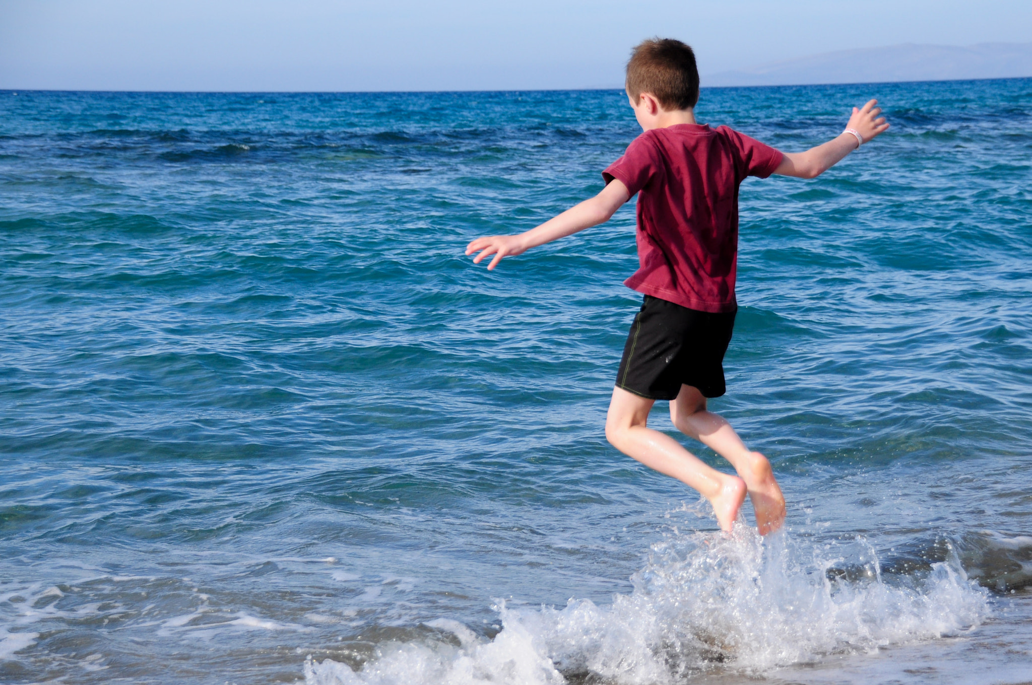 Sigma 18-250mm F3.5-6.3 DC Macro OS HSM sample photo. The children sea jump photography