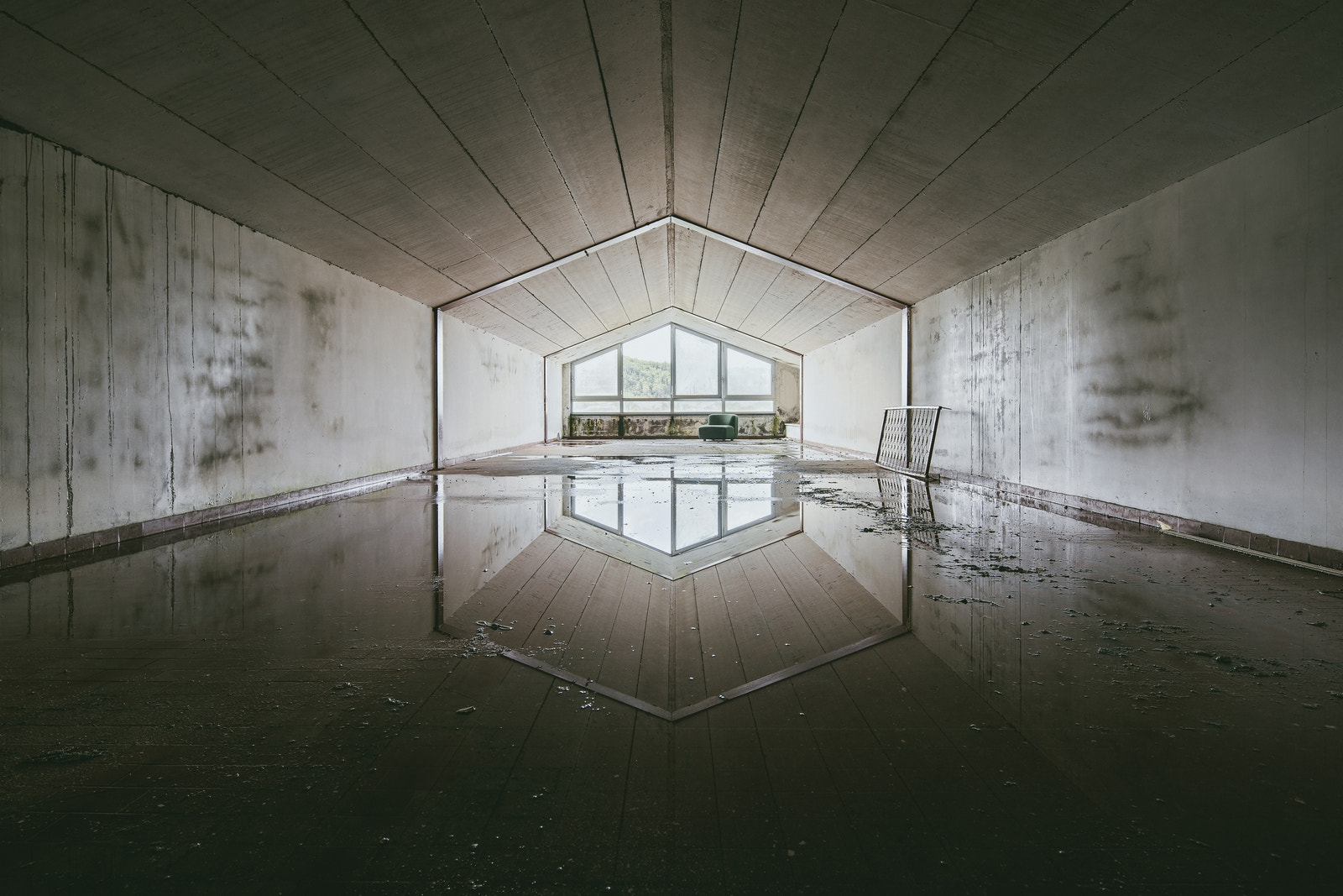 Canon TS-E 17mm F4L Tilt-Shift sample photo. The hexagon room photography