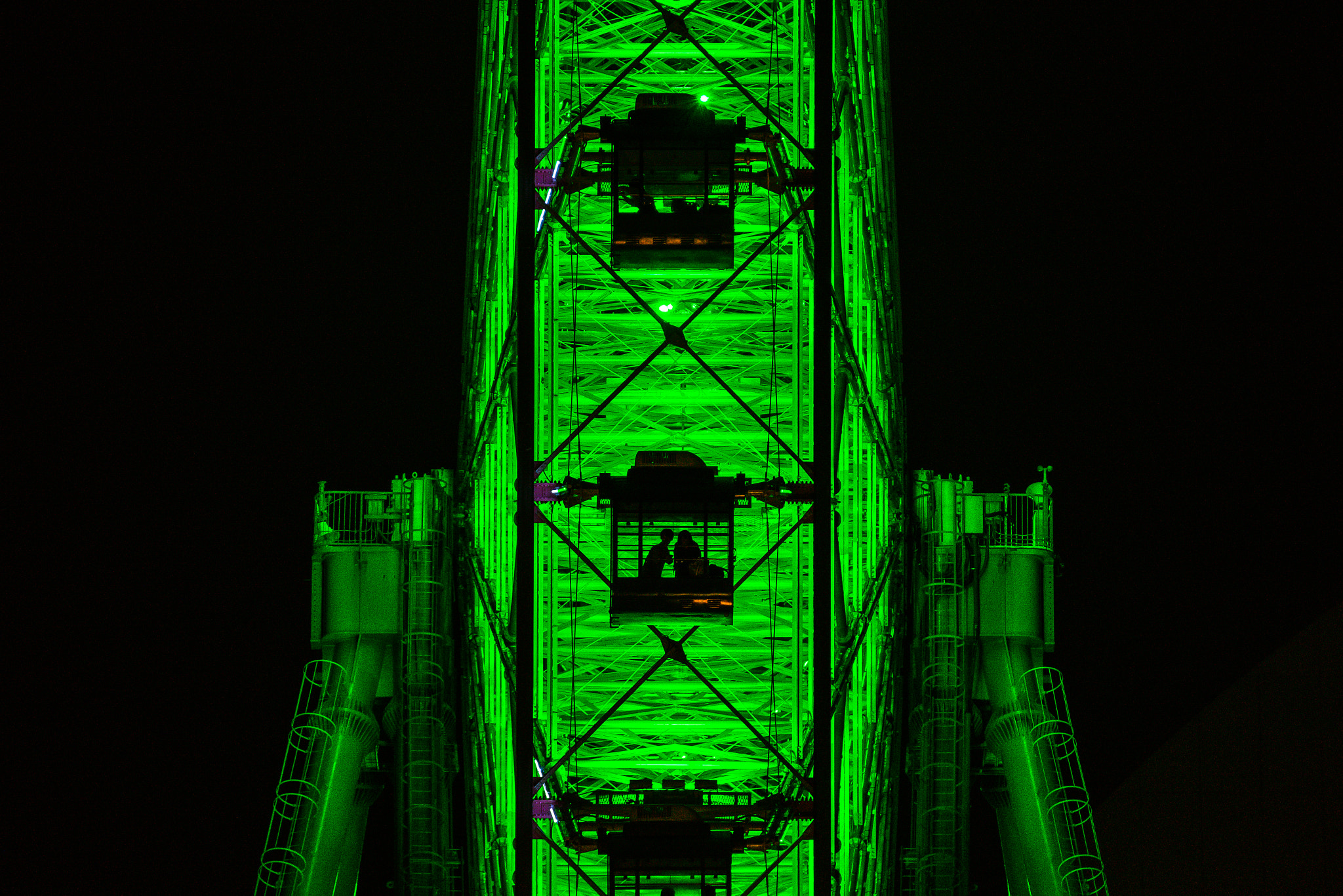 Sony a7 II + Sony 70-300mm F4.5-5.6 G SSM sample photo. Right beside the ferris wheel photography