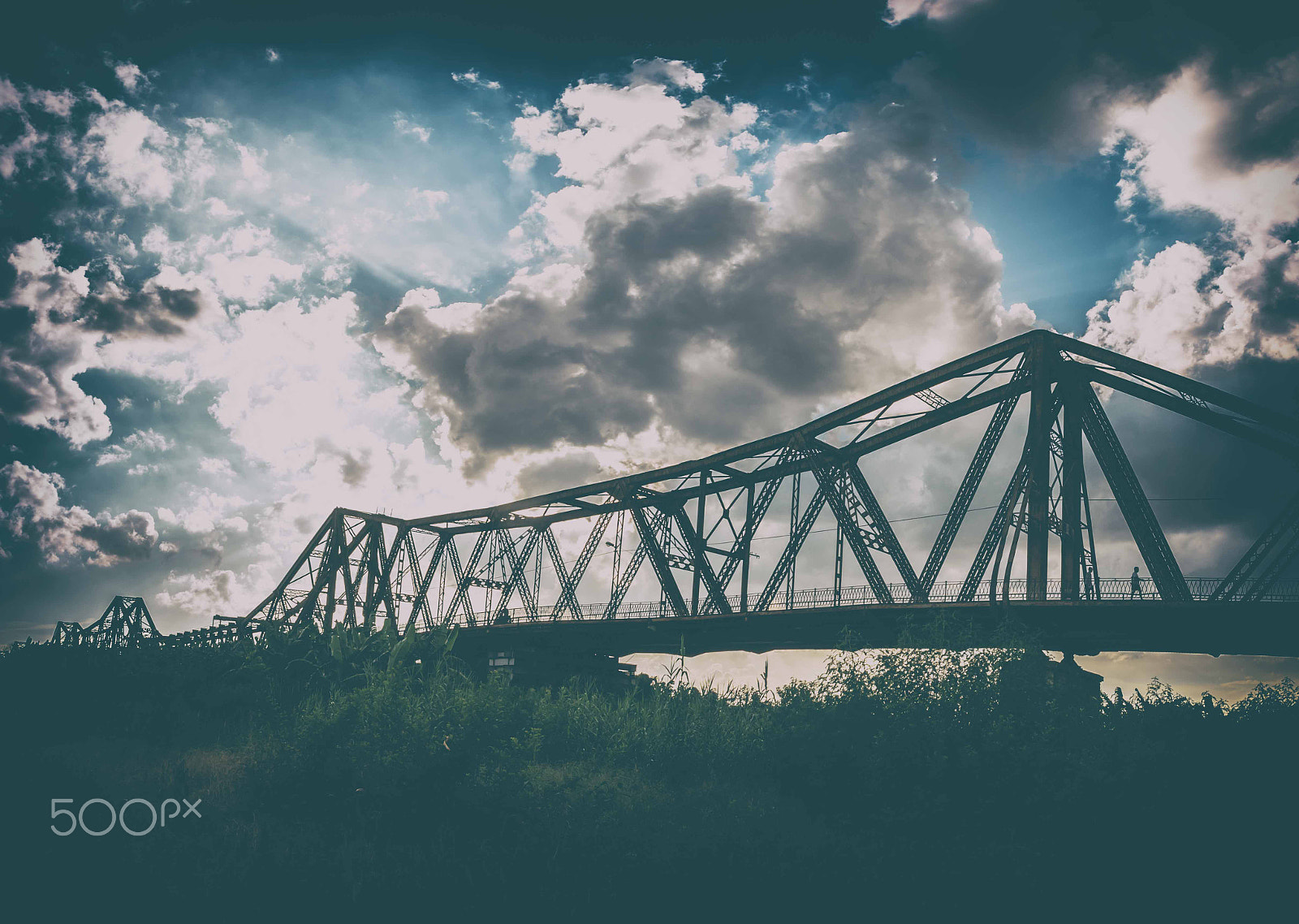 Nikon D90 + Sigma 18-200mm F3.5-6.3 DC sample photo. Long bien bridge photography