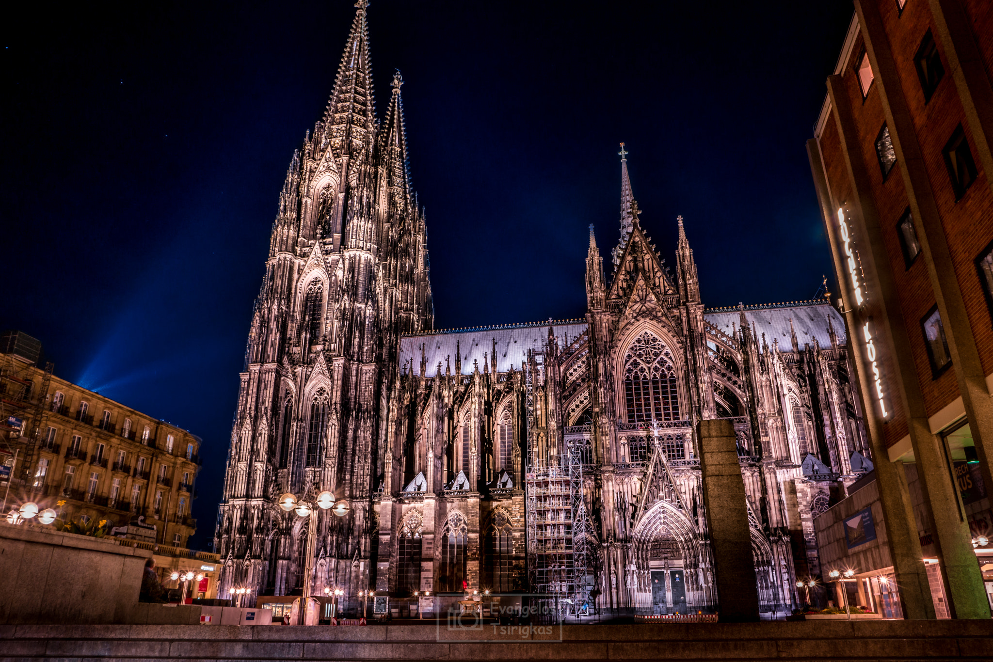 Samsung NX1 sample photo. The kölner dom lit up photography