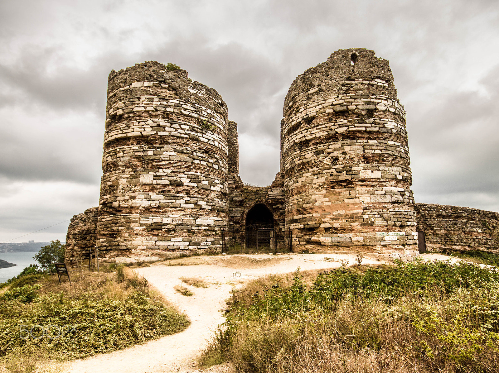 Canon EOS 700D (EOS Rebel T5i / EOS Kiss X7i) + Sigma 10-20mm F4-5.6 EX DC HSM sample photo. Yoros castle photography