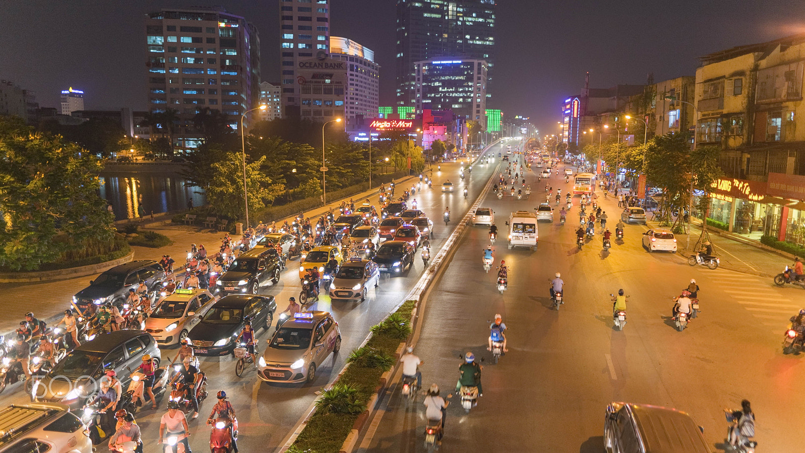 Sony a7 II + Sigma 24mm F1.4 DG HSM Art sample photo. Traffic jam in hanoi photography