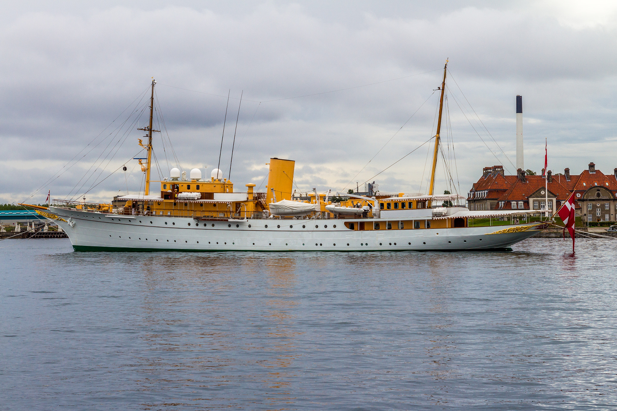 Tamron SP AF 17-50mm F2.8 XR Di II LD Aspherical (IF) sample photo. The royal boat photography