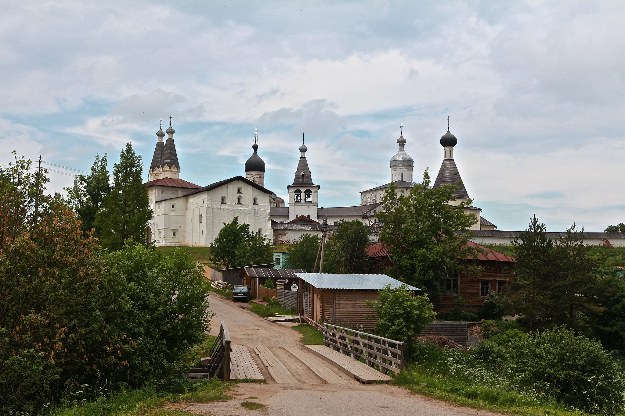 Canon EOS 650D (EOS Rebel T4i / EOS Kiss X6i) + Canon EF 17-40mm F4L USM sample photo. Ferapontov monastery photography