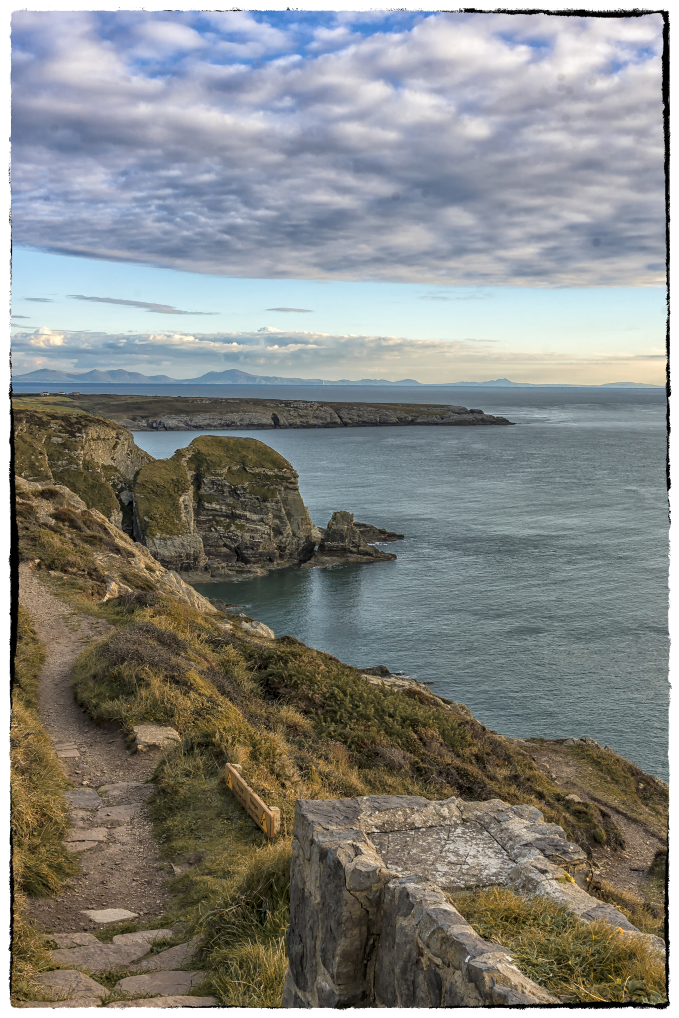 Sony ILCA-77M2 + Sony Vario-Sonnar T* 24-70mm F2.8 ZA SSM sample photo. The lleyn peninsula from south stack photography