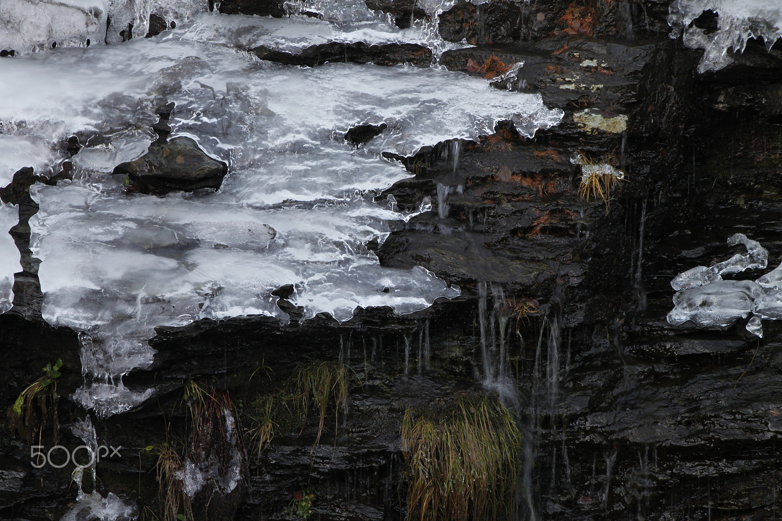 Canon EOS 500D (EOS Rebel T1i / EOS Kiss X3) sample photo. Ice on rocks photography