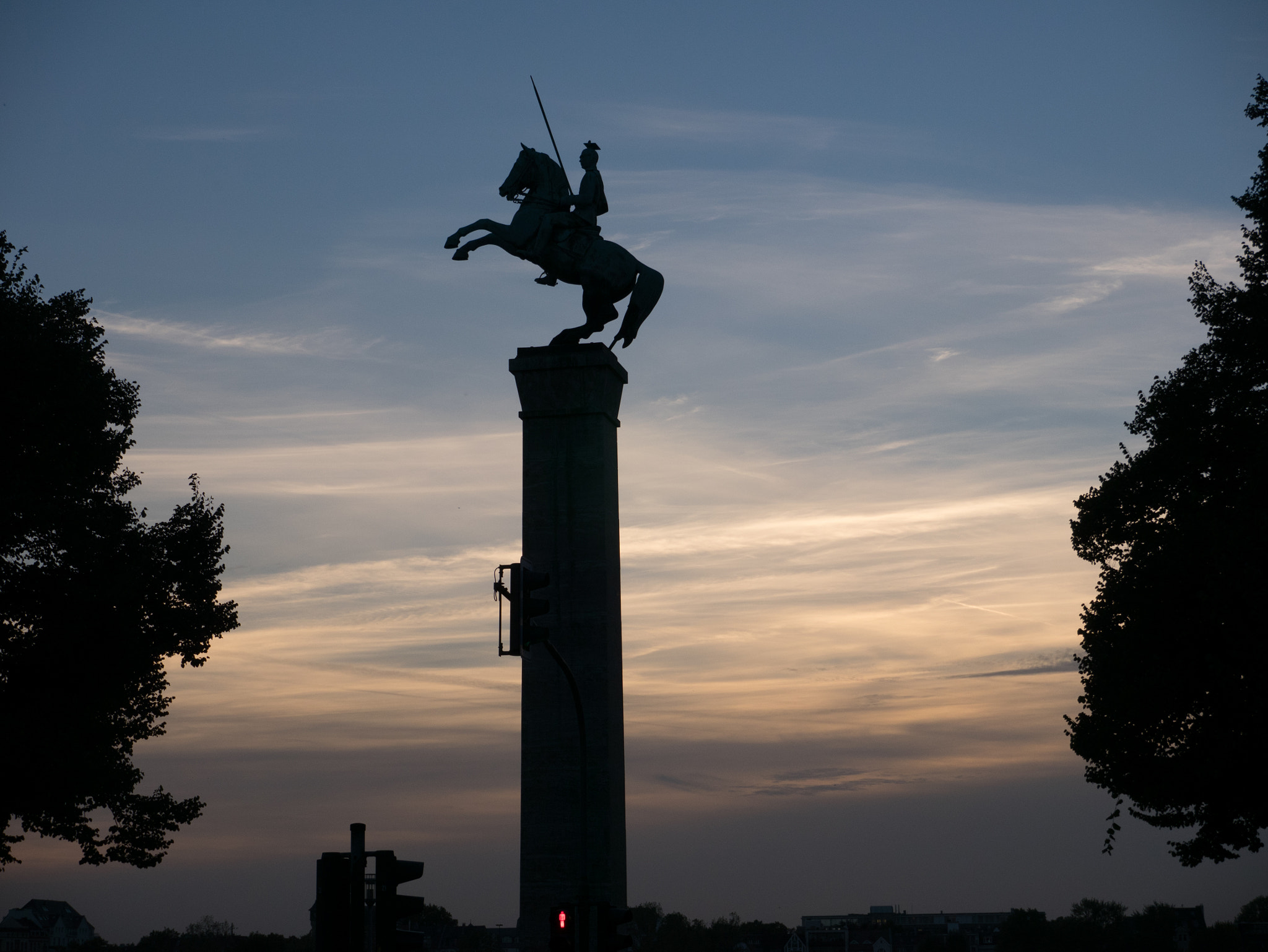 LUMIX G VARIO PZ 14-42/F3.5-5.6 sample photo. Rider on plinth photography