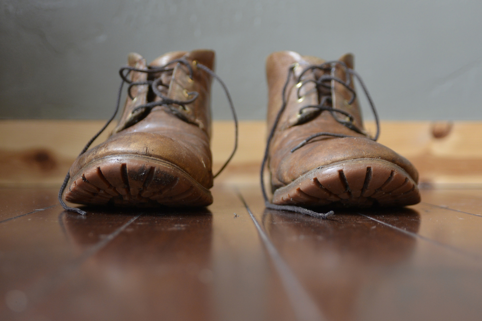 AF Zoom-Nikkor 28-105mm f/3.5-4.5D IF sample photo. Work boots photography