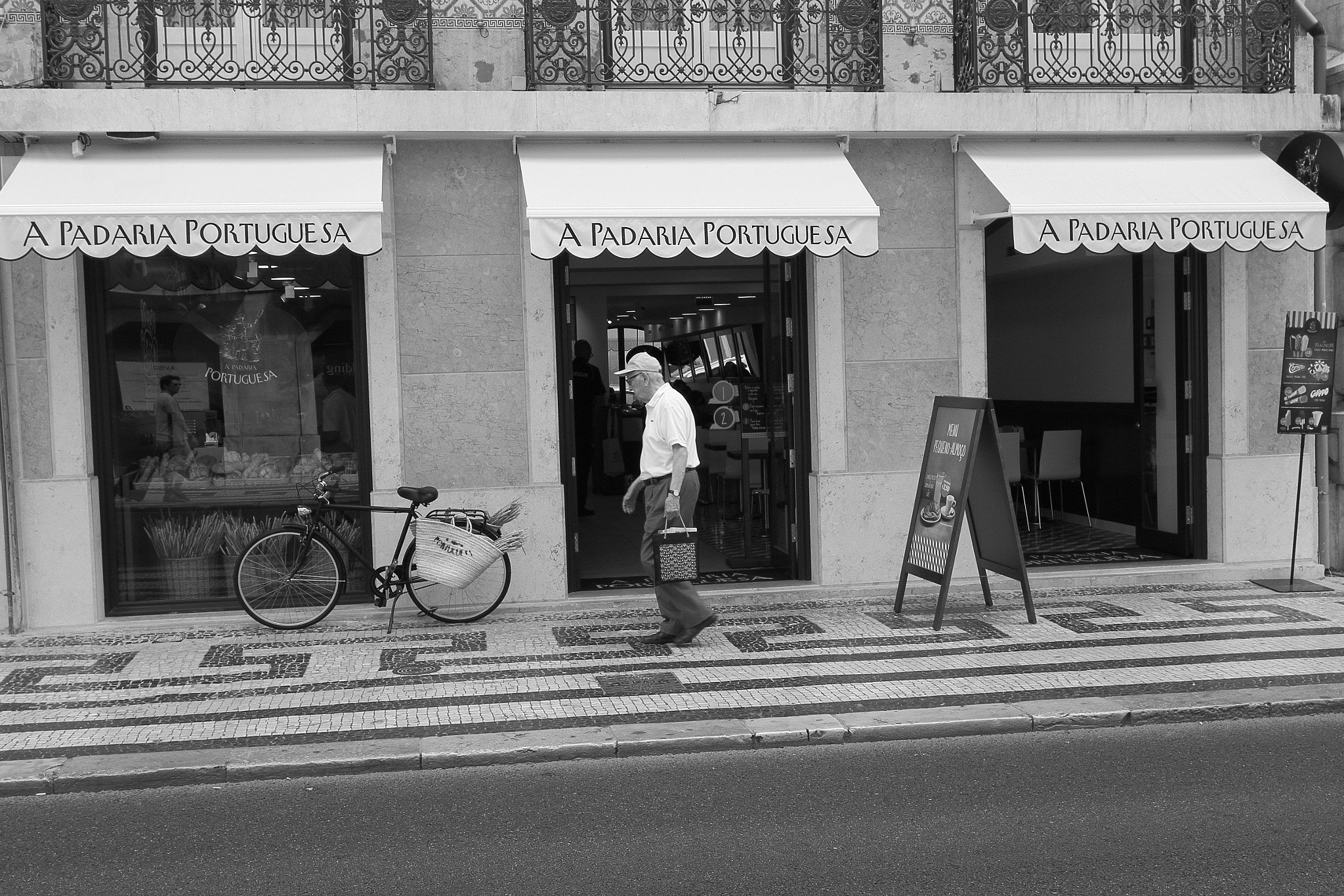 Tokina AT-X Pro 12-24mm F4 (IF) DX sample photo. Abuelo paseando por lisboa photography
