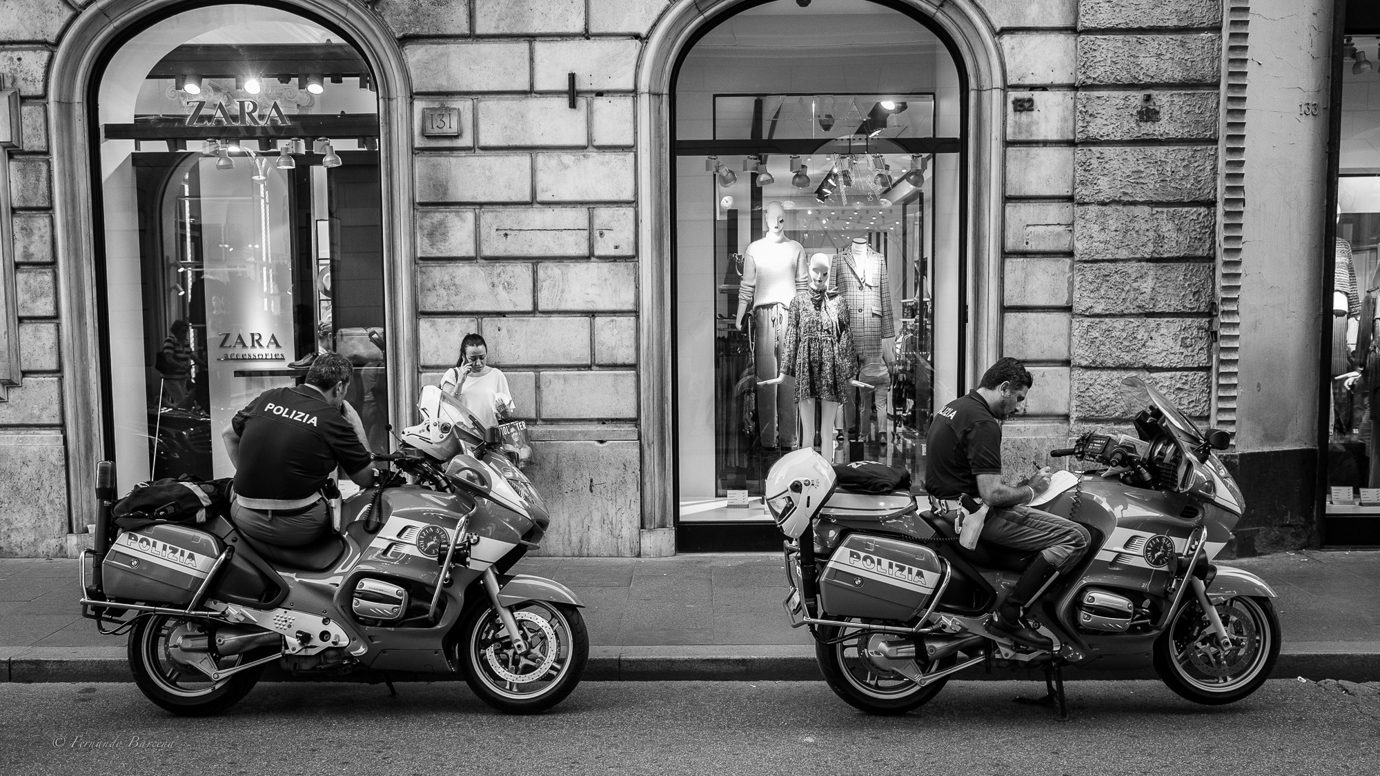 Fujifilm X-Pro1 + Fujifilm XF 23mm F1.4 R sample photo. Police in action. rome. sep2015 photography