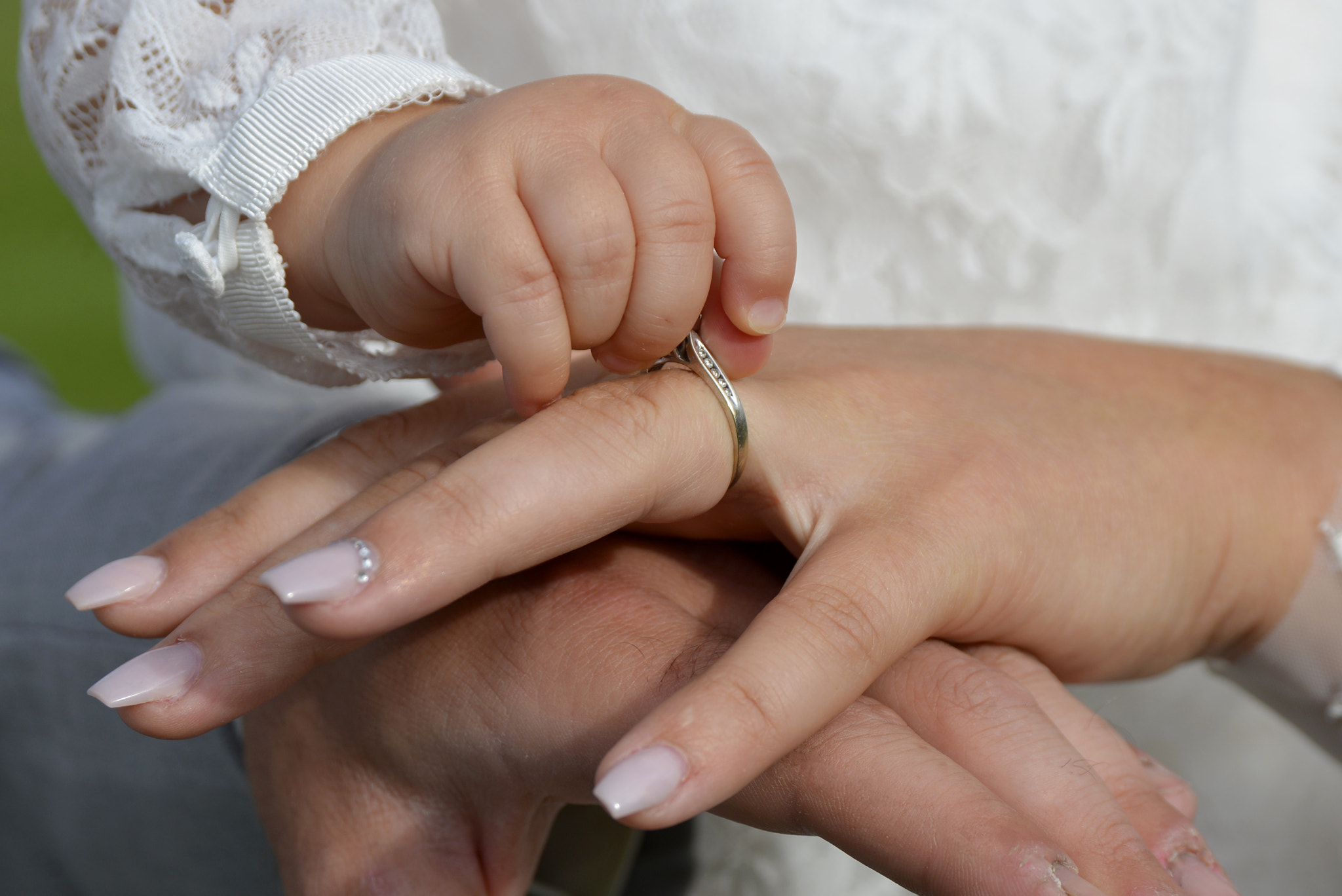 AF Zoom-Nikkor 28-105mm f/3.5-4.5D IF sample photo. The three musketeers... mother, father and daughter's hands photography