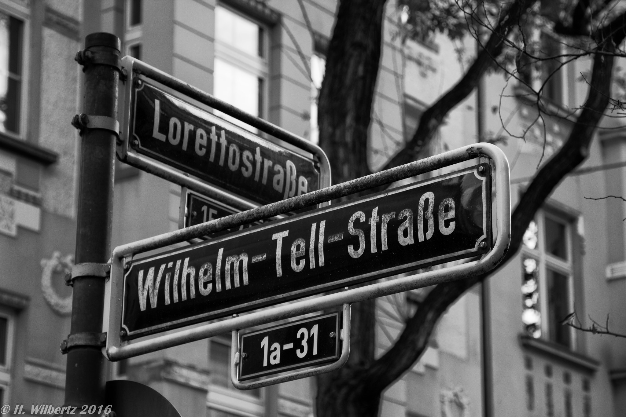 Sigma 18-125mm F3.8-5.6 DC OS HSM sample photo. Street signs in düsseldorf photography