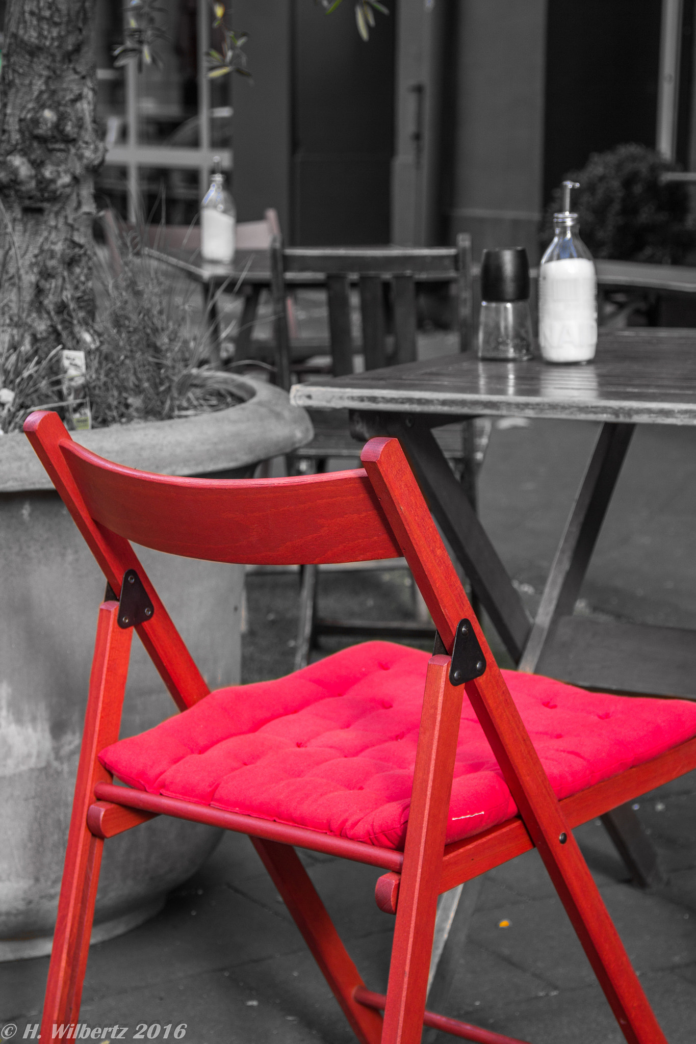Sigma 18-125mm F3.8-5.6 DC OS HSM sample photo. Red chair to coffee with sugar photography
