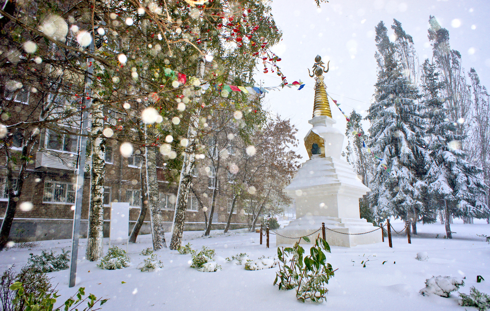 Sony Alpha NEX-5 + Sony E 16mm F2.8 sample photo. Stupa longsal, первый снег 2015 года photography