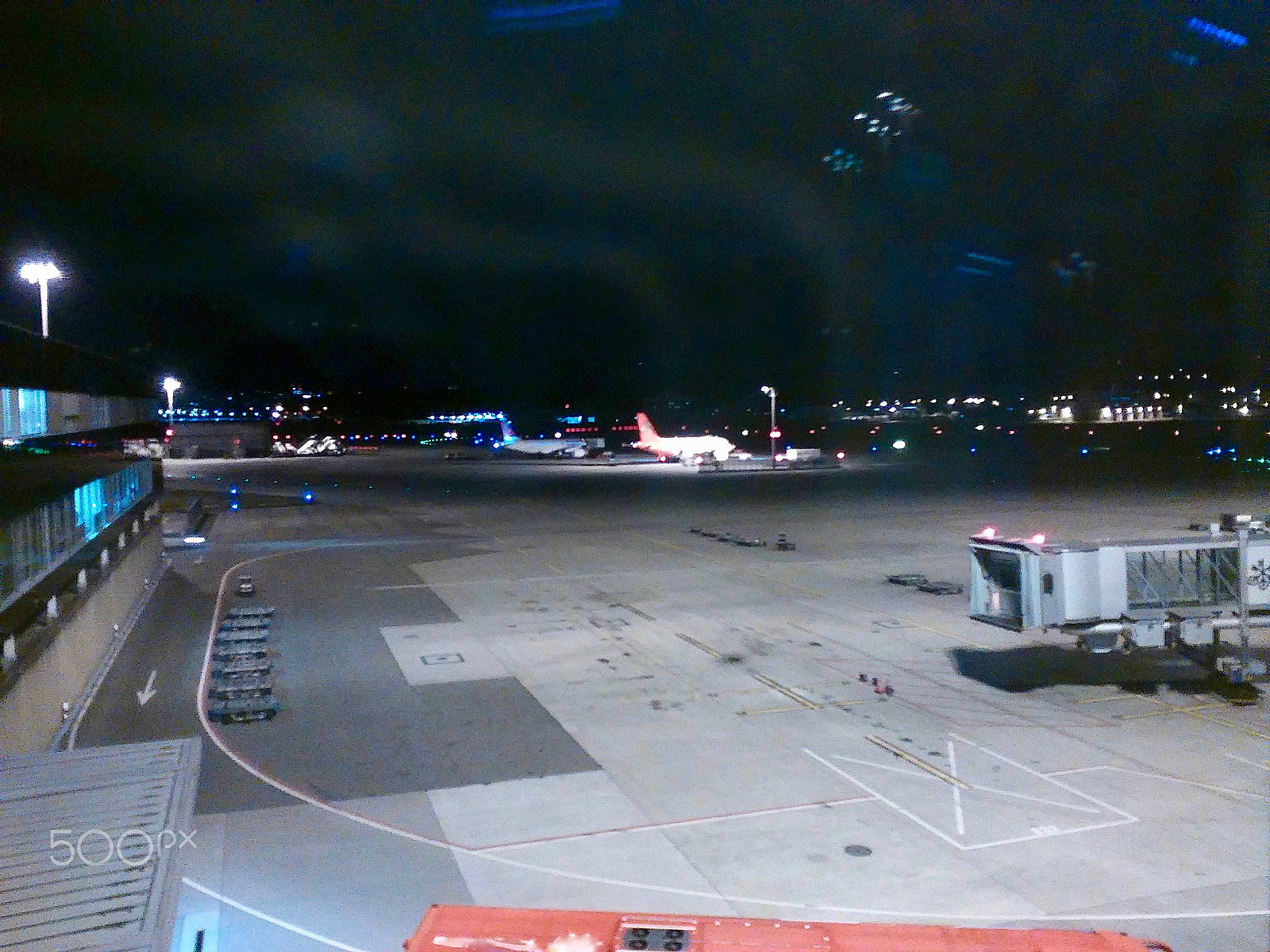 HUAWEI Y550-L01 sample photo. Zrh by night - planes and mobile passenger tunnel photography
