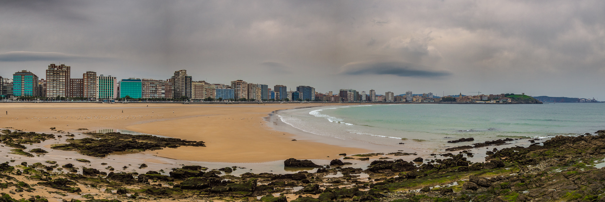 Olympus OM-D E-M10 II sample photo. Panoramica playa san lorenzo. gijon. photography