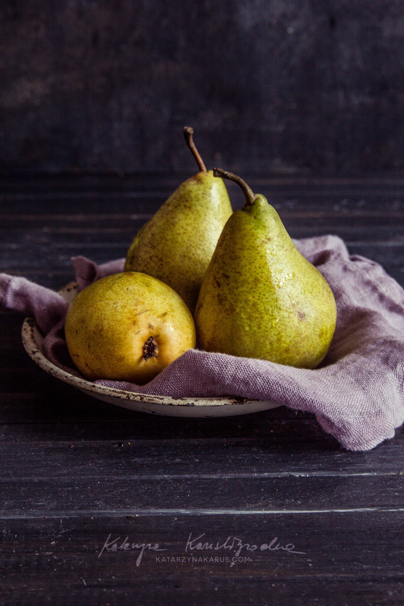 Canon EOS 60D + Sigma 18-50mm f/2.8 Macro sample photo. Autumn fruits - pears photography