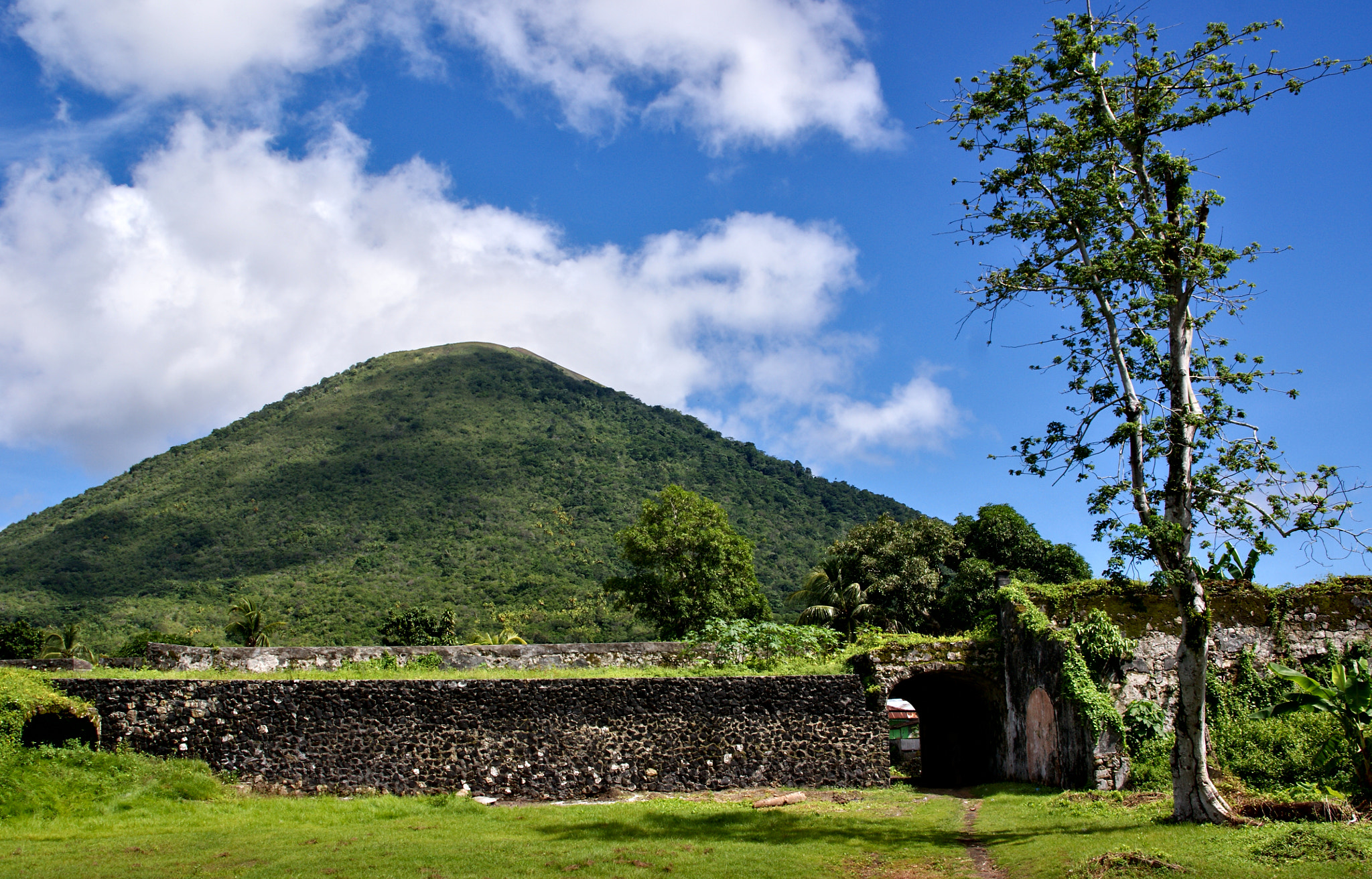 Sony Alpha DSLR-A350 + Sigma 18-200mm F3.5-6.3 DC sample photo. Gunung api behind fort nassau, banda neira/ indonesia photography