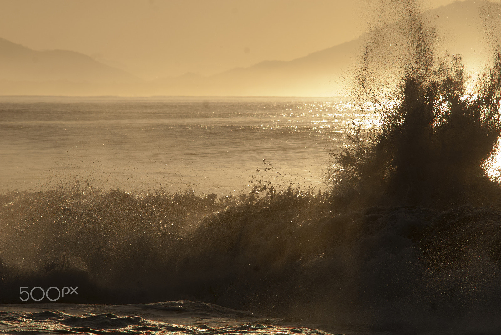 AF Zoom-Nikkor 70-210mm f/4 sample photo. Wave photography