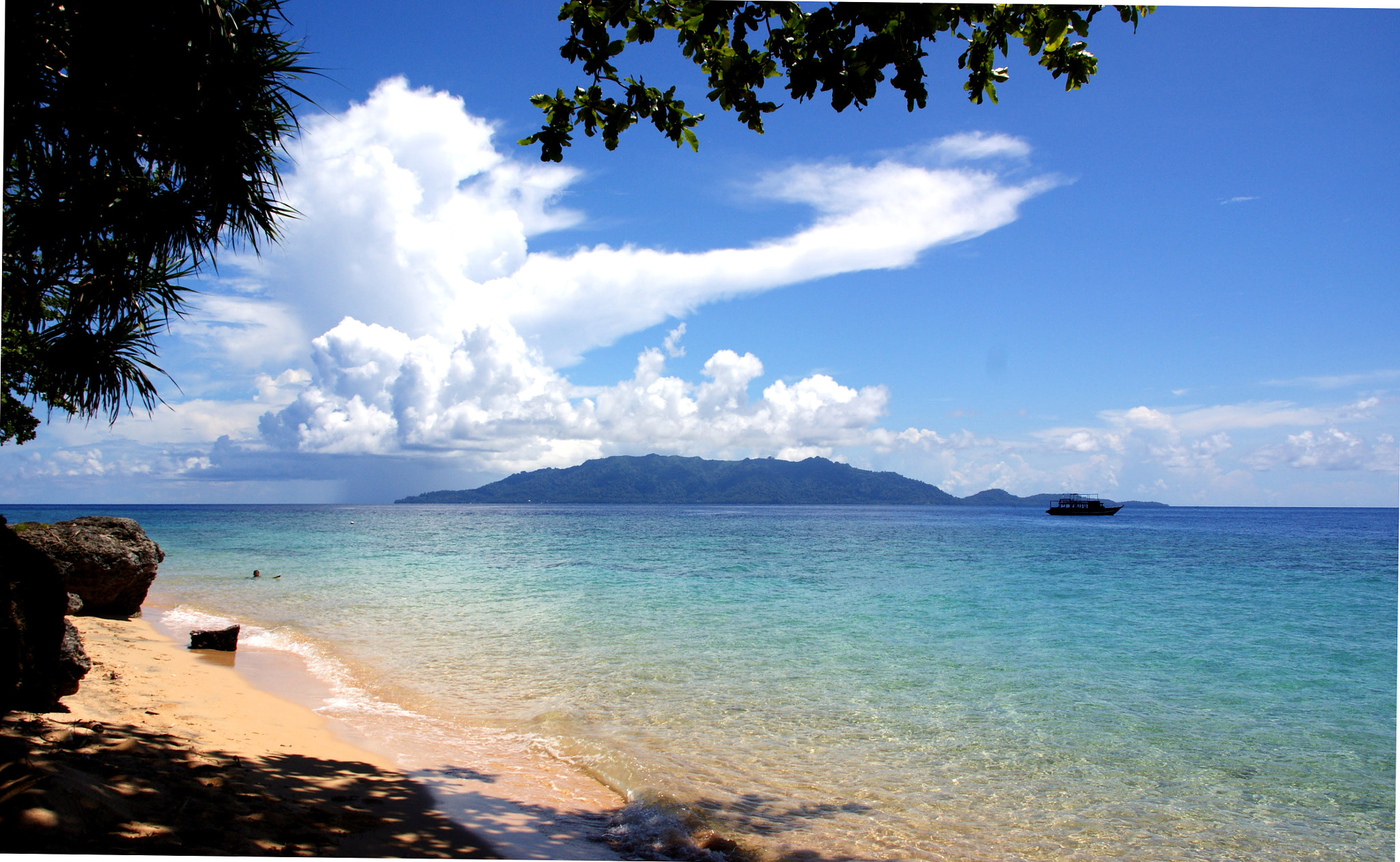 Sony Alpha DSLR-A350 + Sigma 18-200mm F3.5-6.3 DC sample photo. View to pulau banda, rozengain island, pulau hatta/ indonesia photography