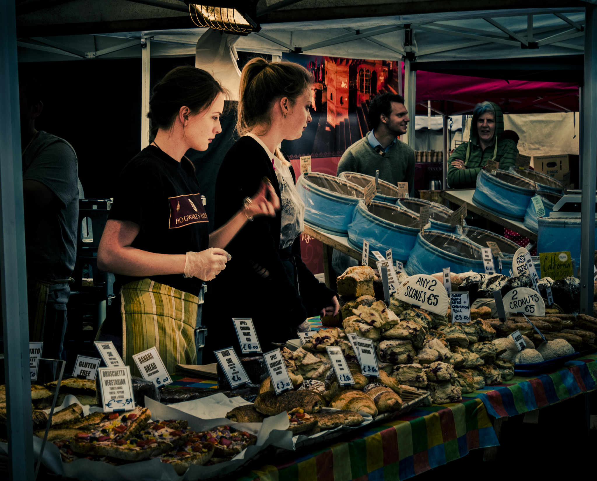 Olympus OM-D E-M5 sample photo. Vendors photography