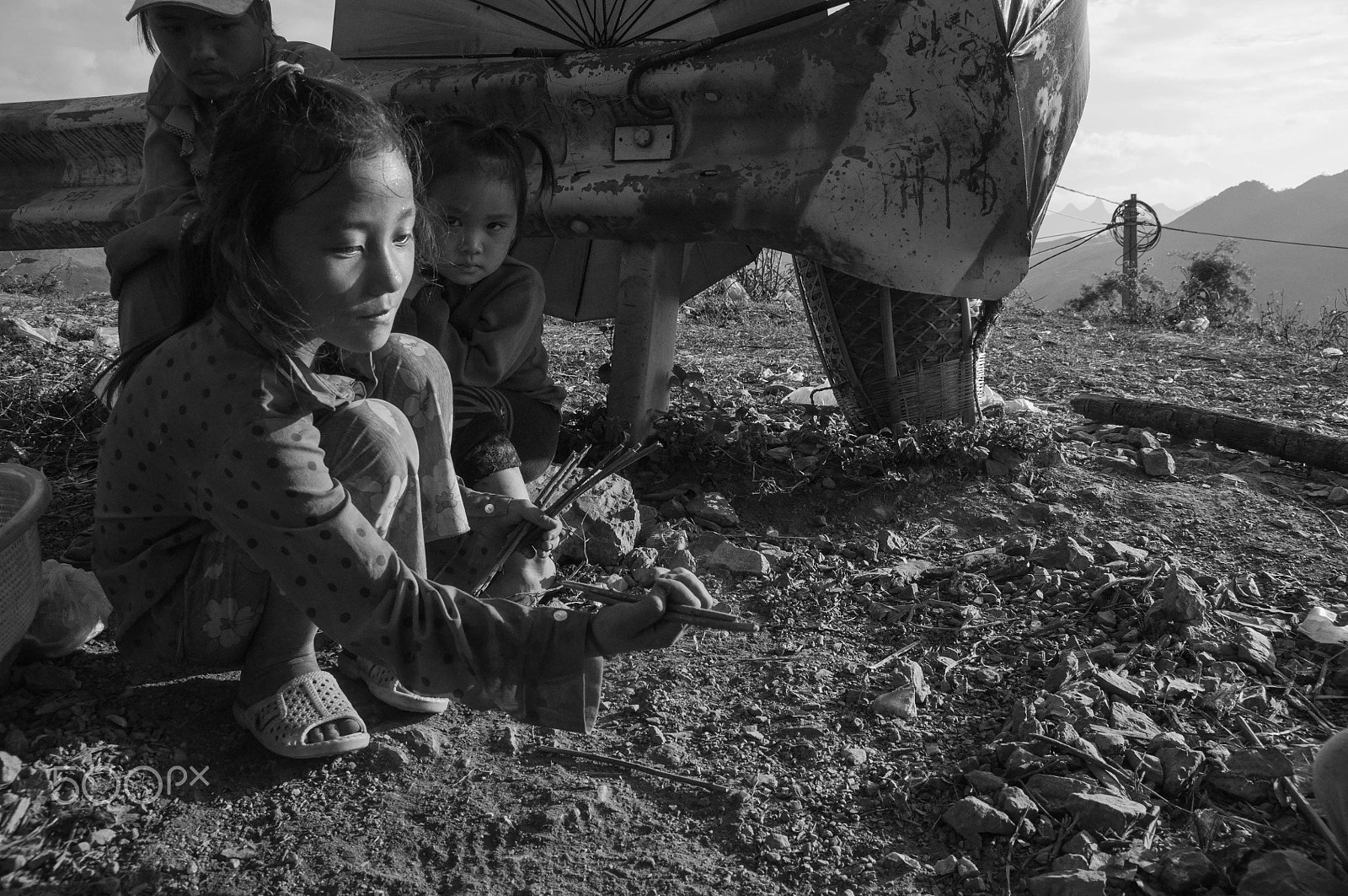 Nikon D90 + Sigma 18-200mm F3.5-6.3 DC sample photo. A girl playing with rock on rocky pleateau ha gian photography
