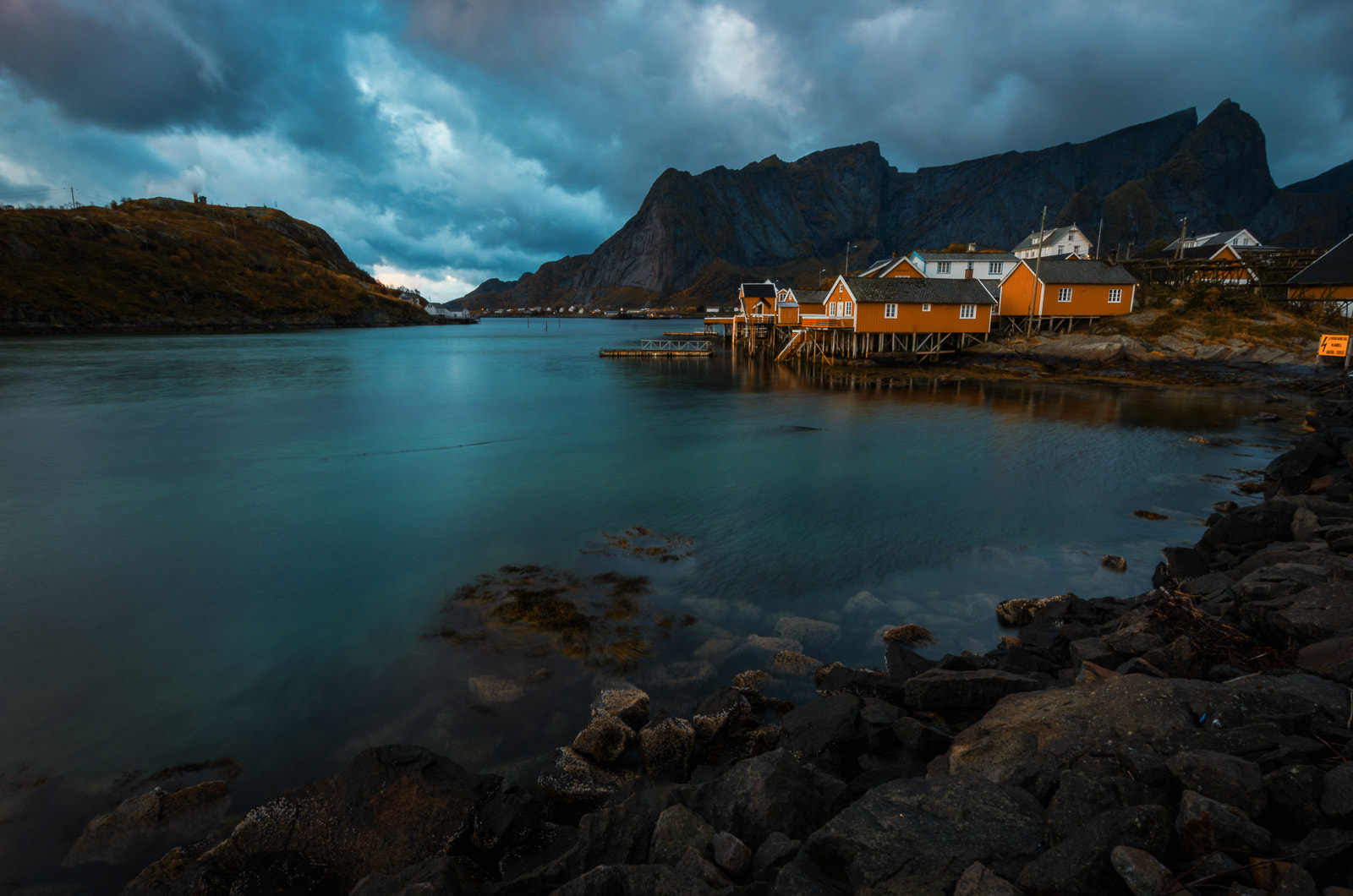 Sigma 10-20mm F3.5 EX DC HSM sample photo. Sakrisøy in the morning photography