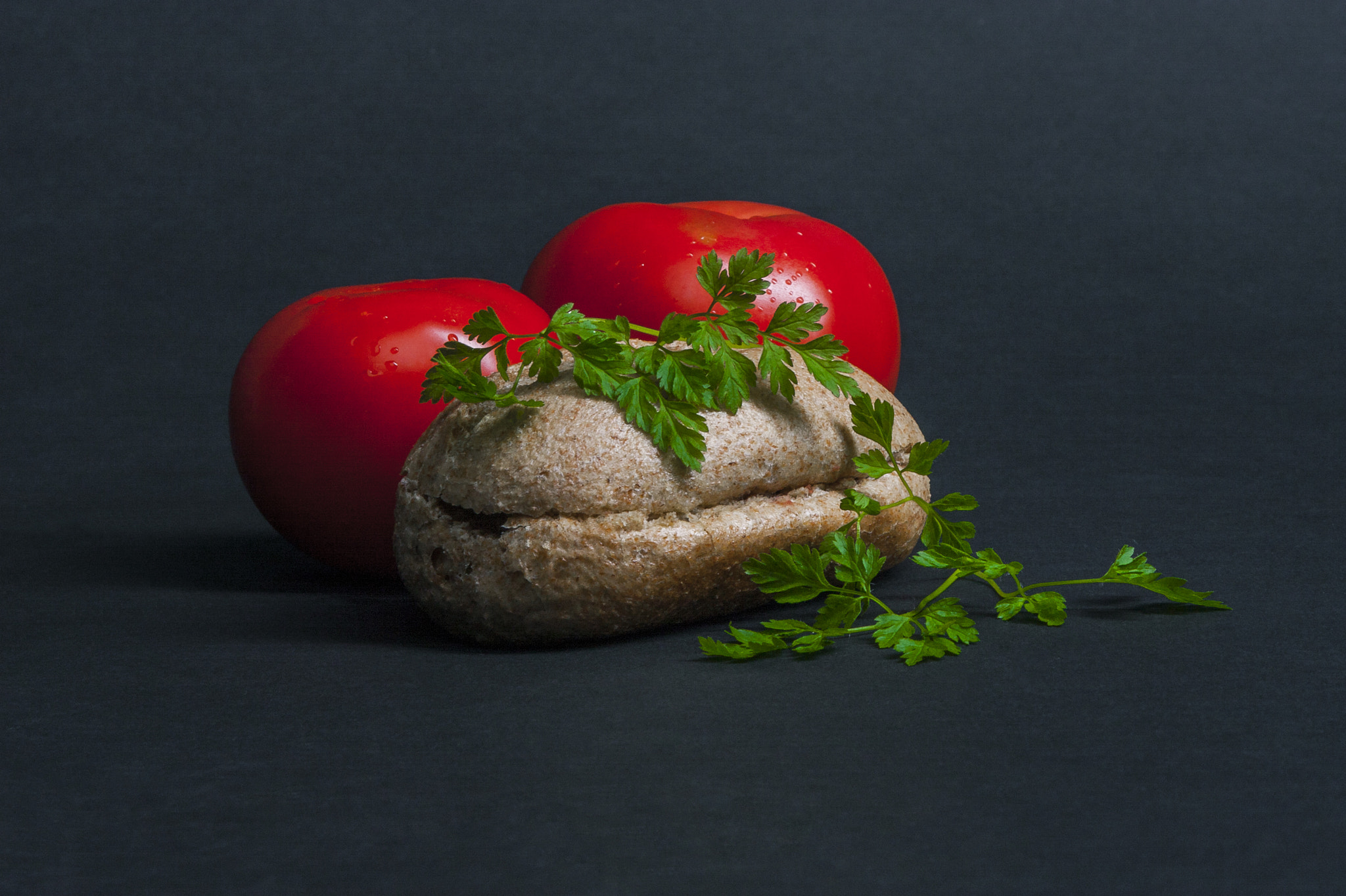 Canon EOS 40D + Canon EF 28-90mm f/4-5.6 sample photo. Tomato & bun photography